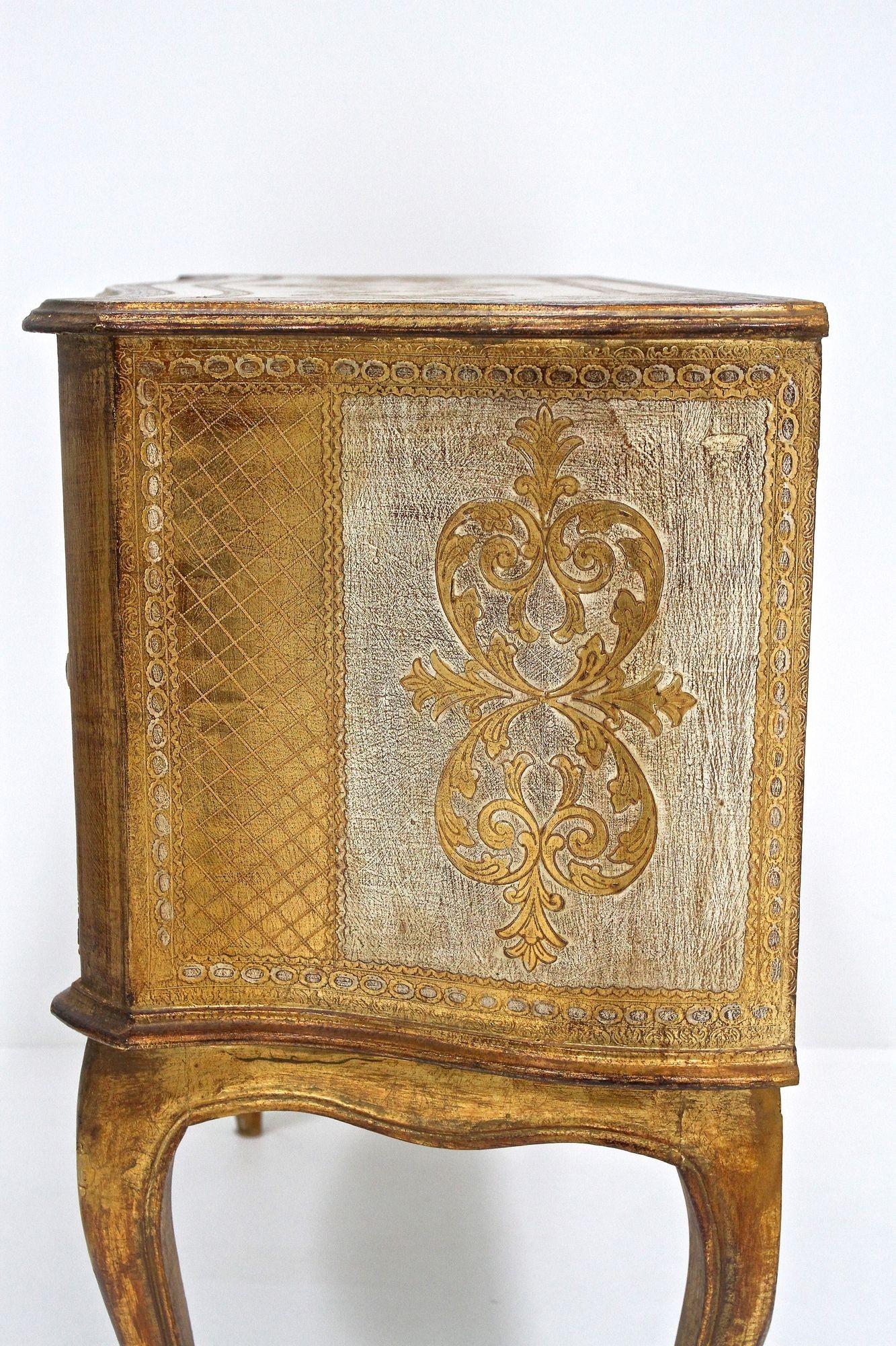 Venezianische Serpentinenkommode im Stil des 18. Jahrhunderts/Kommode mit Schubladenschrank, IT ca. 1940 im Angebot 8