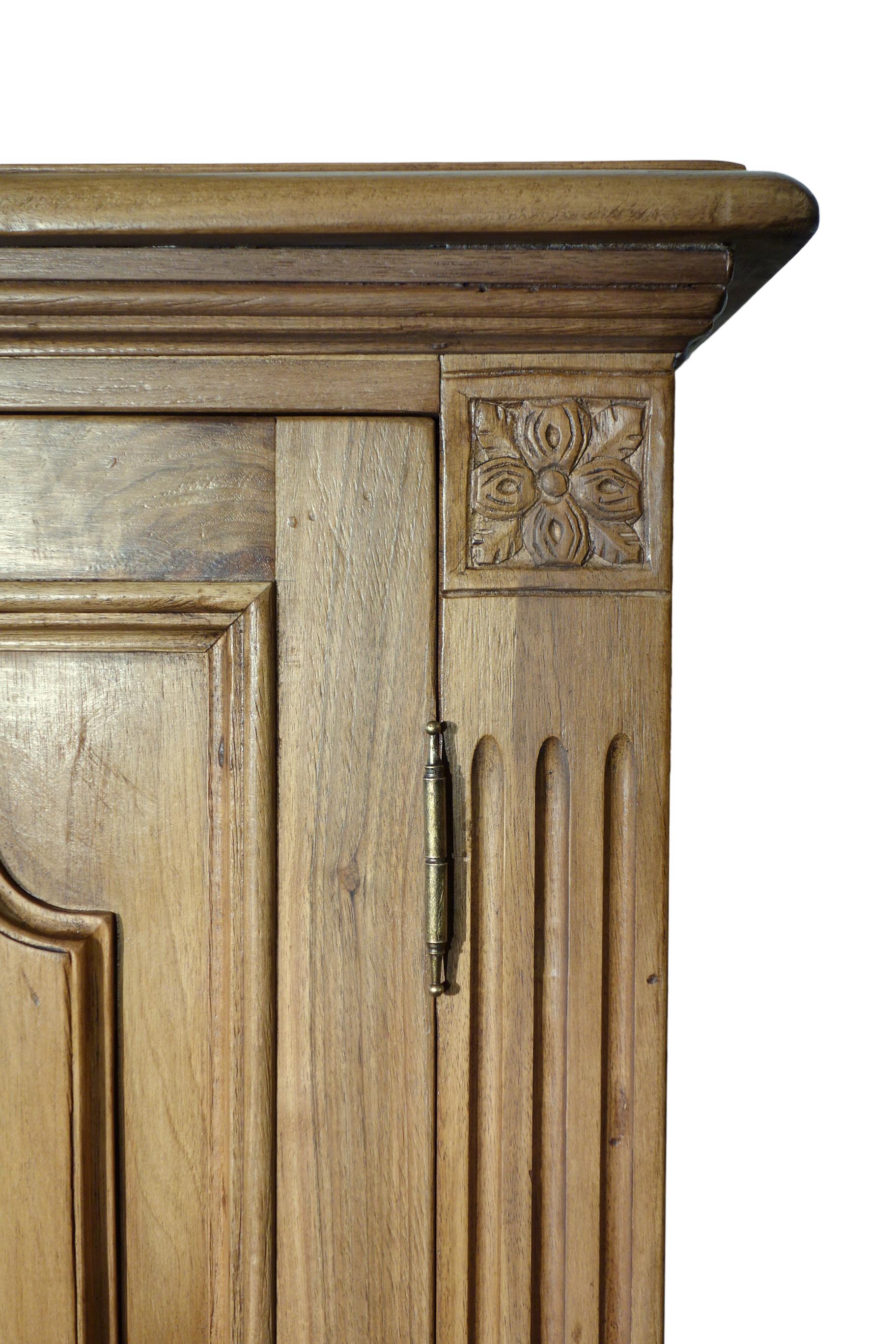 VENEZIA Italienische Nussbaum-Credenza im Stil des 18. Jahrhunderts, Innenausstattung und Oberflächenoptionen auf Bestellung im Angebot 3