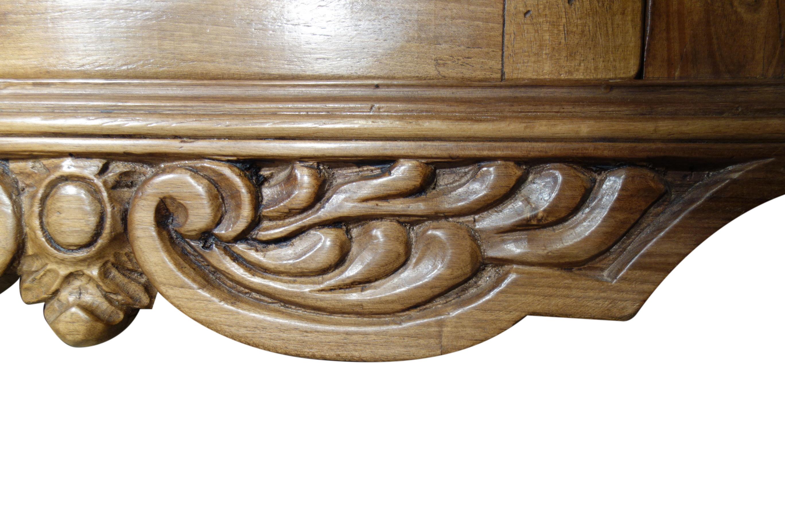 Credenza de nogal italiano estilo VENEZIA del siglo XVIII opciones de interior y acabado por encargo en venta 4
