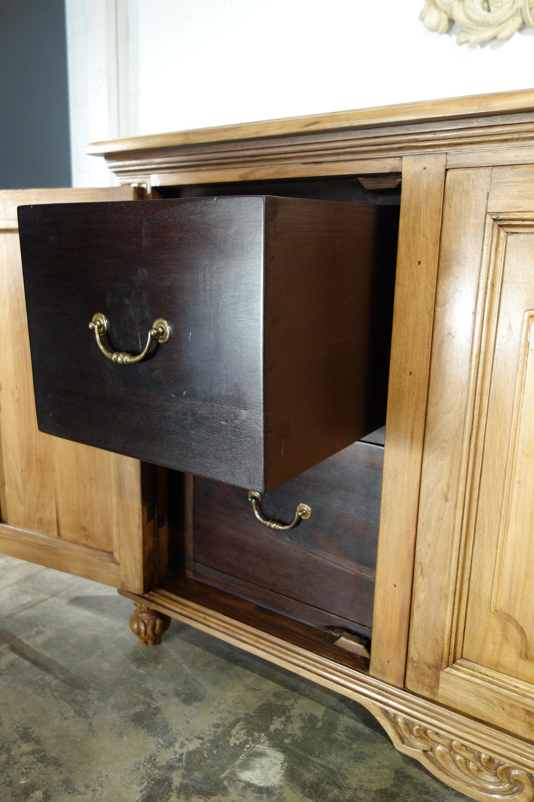 Credenza de nogal italiano estilo VENEZIA del siglo XVIII opciones de interior y acabado por encargo en venta 9