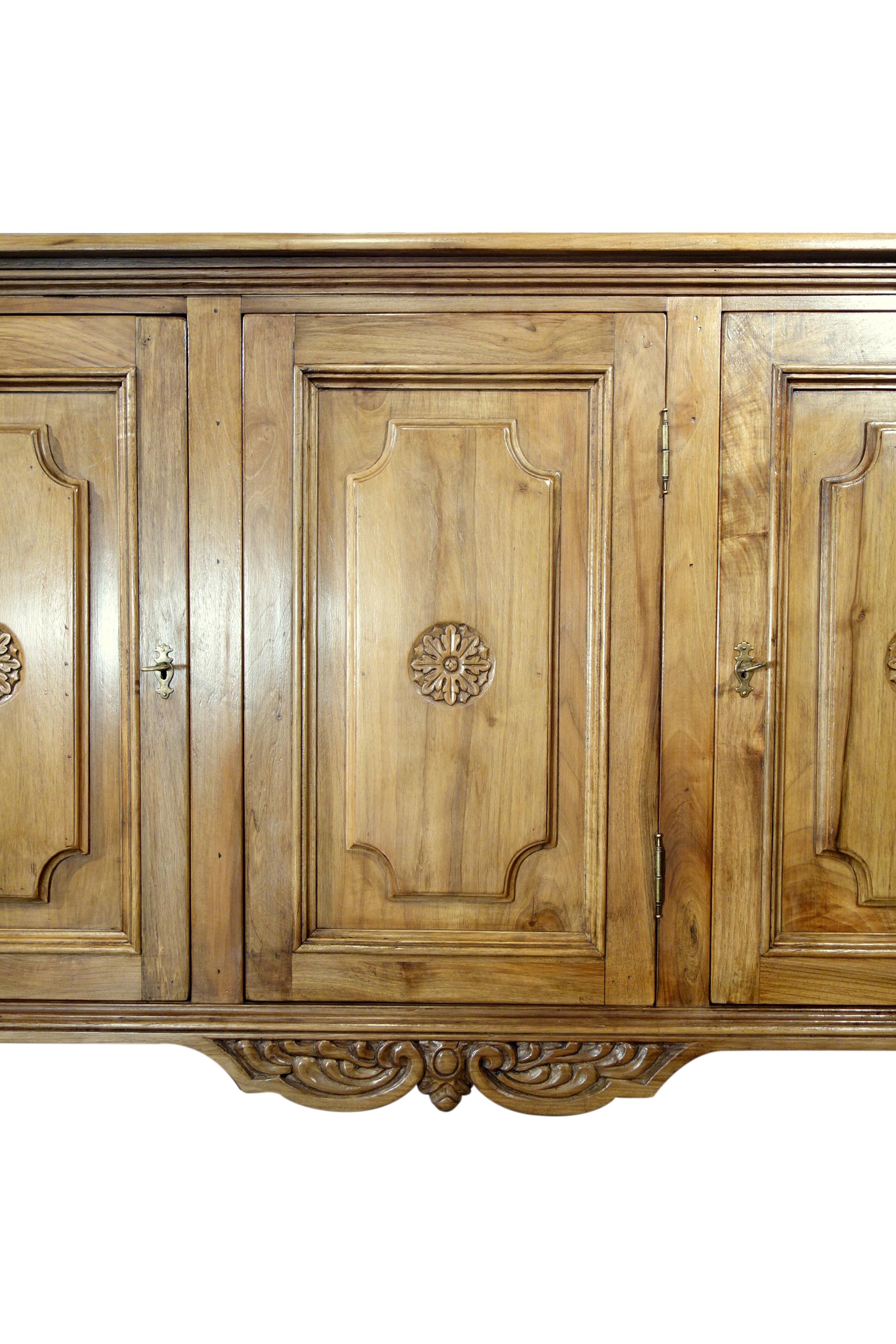 18th C Style VENEZIA Italian Walnut Credenza to order interior & finish options In New Condition For Sale In Encinitas, CA