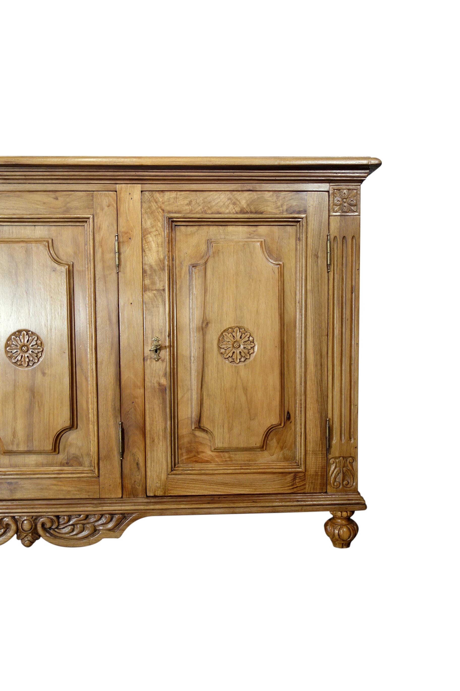 VENEZIA Italienische Nussbaum-Credenza im Stil des 18. Jahrhunderts, Innenausstattung und Oberflächenoptionen auf Bestellung im Angebot 1