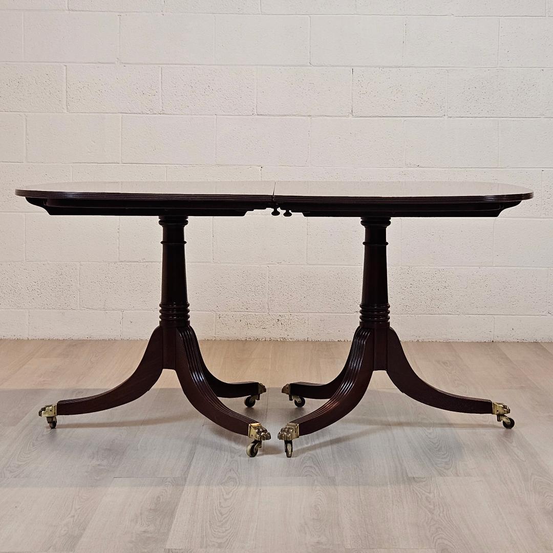 Table de salle à manger anglaise vintage du 18ème siècle, piédestal jumeau avec détails en laiton en vente 3