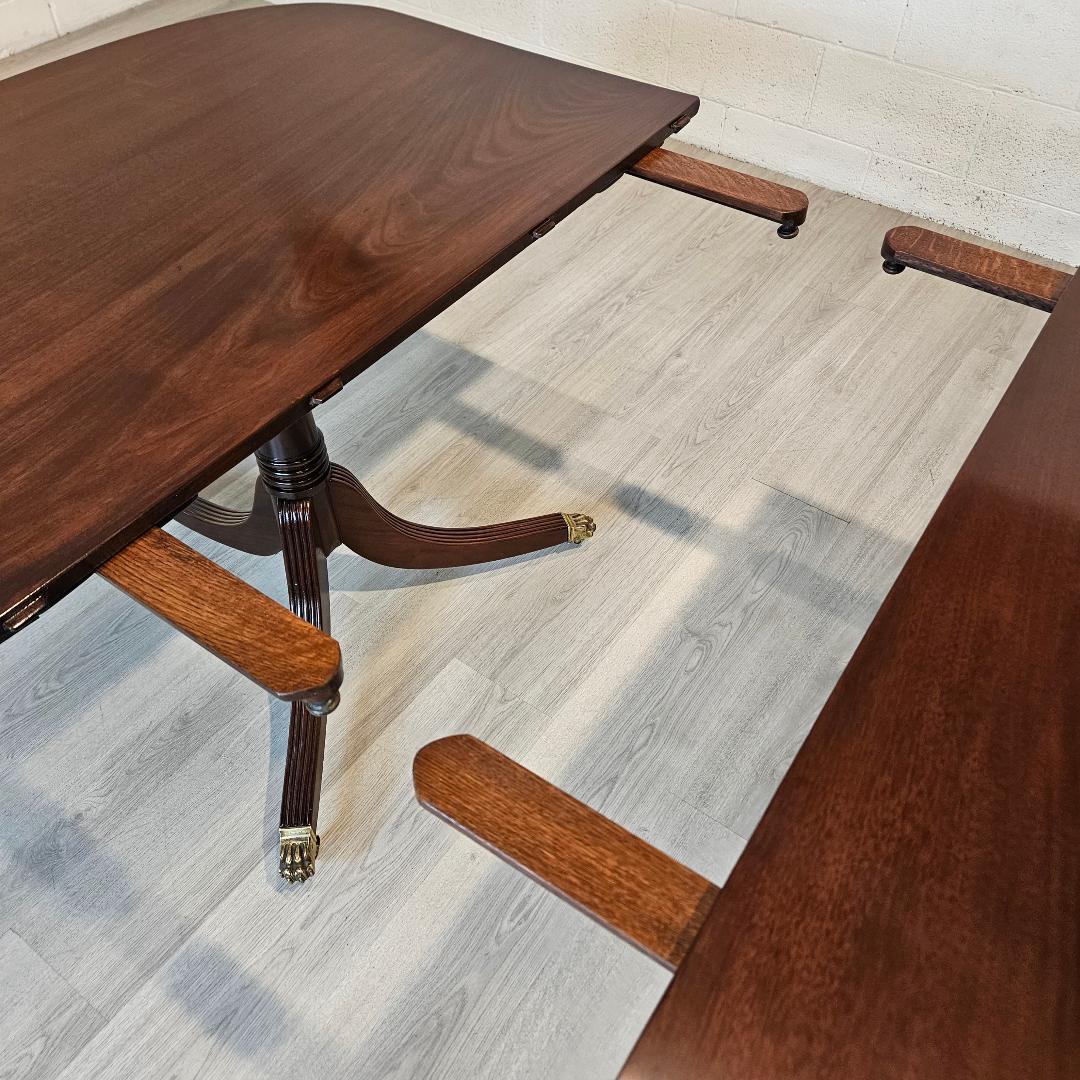 Table de salle à manger anglaise vintage du 18ème siècle, piédestal jumeau avec détails en laiton en vente 4