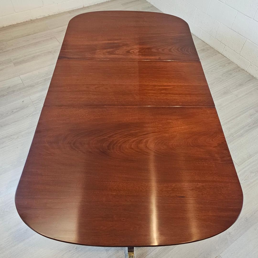 Table de salle à manger anglaise vintage du 18ème siècle, piédestal jumeau avec détails en laiton en vente 5