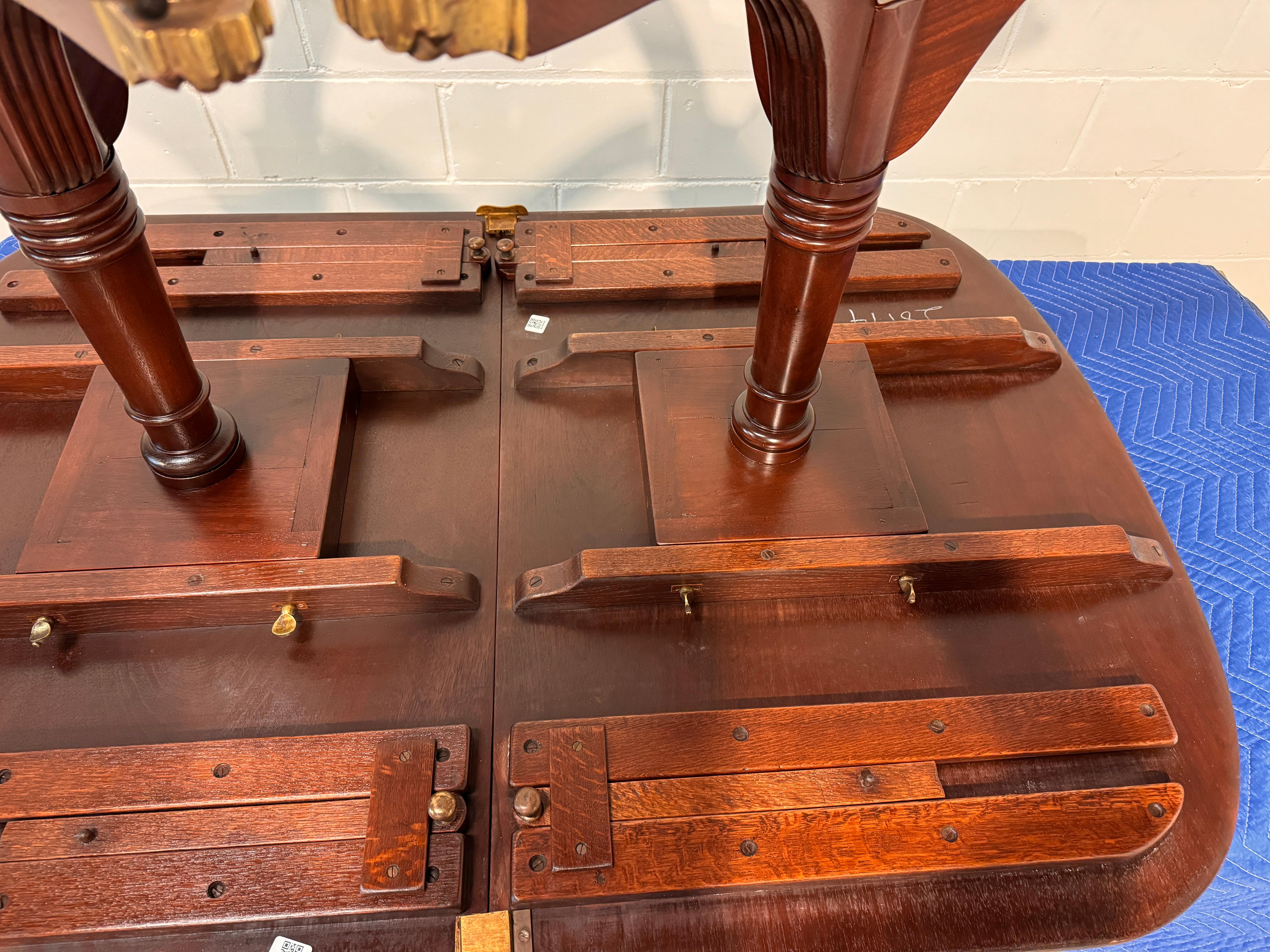 Table de salle à manger anglaise vintage du 18ème siècle, piédestal jumeau avec détails en laiton en vente 6
