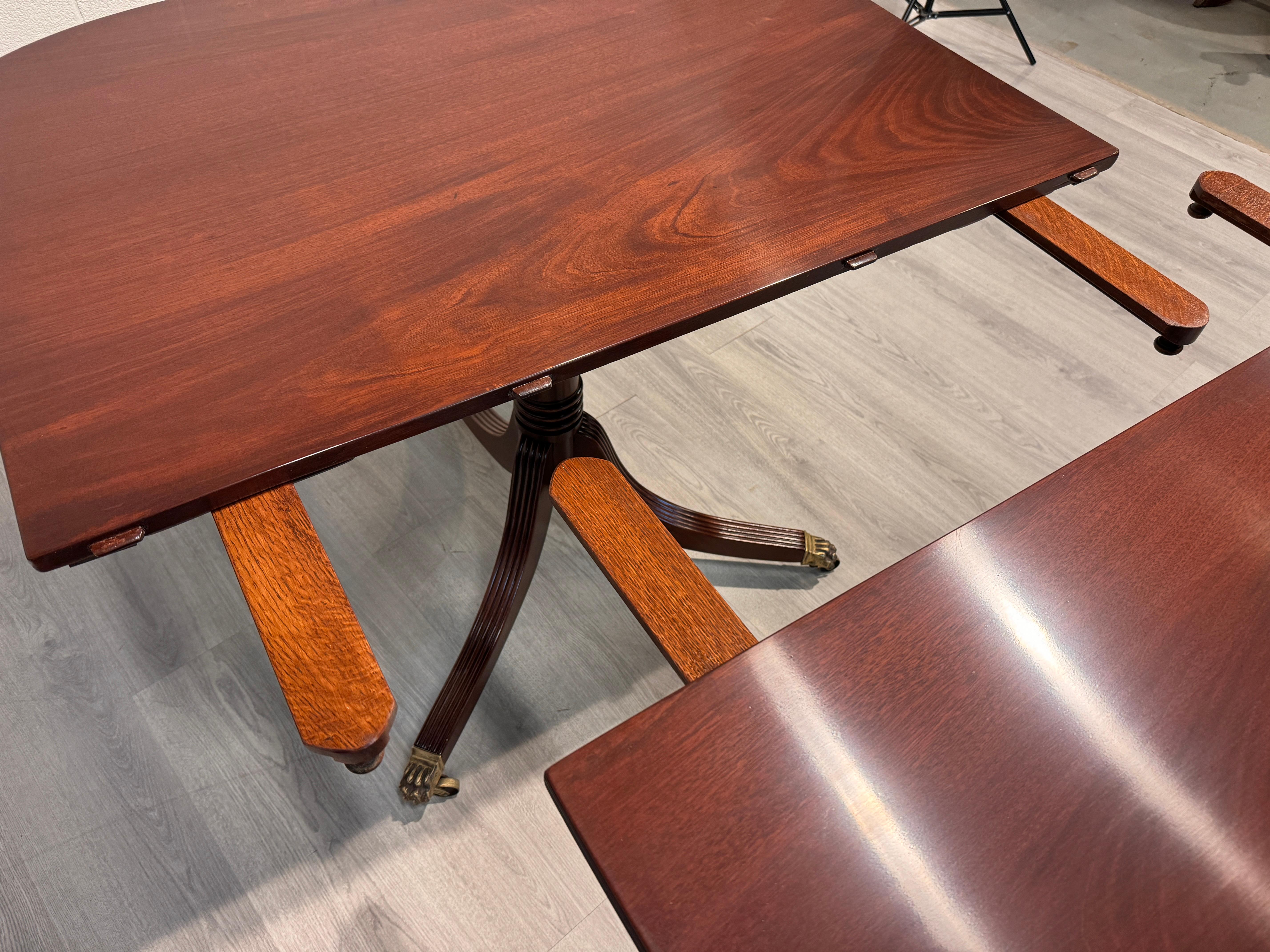 Table de salle à manger anglaise vintage du 18ème siècle, piédestal jumeau avec détails en laiton en vente 7