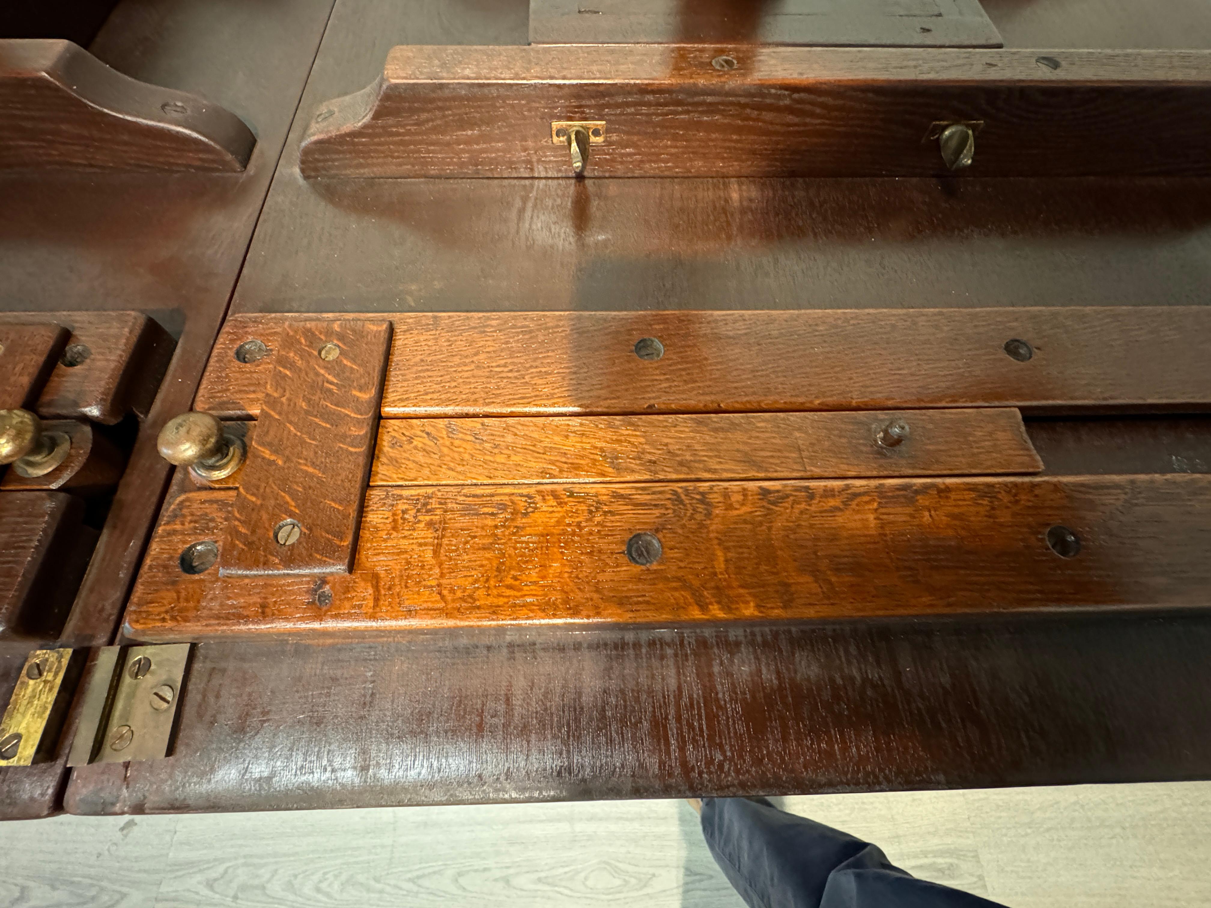Table de salle à manger anglaise vintage du 18ème siècle, piédestal jumeau avec détails en laiton en vente 8