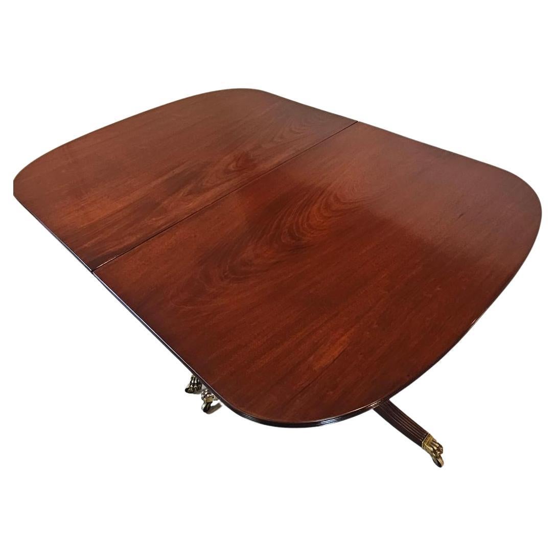Table de salle à manger anglaise vintage de style 18e siècle, à double piédestal, avec accents en laiton, fabriquée en acajou par des ébénistes anglais dans le souci du détail.  

Faites l'expérience d'une sophistication intemporelle avec cette