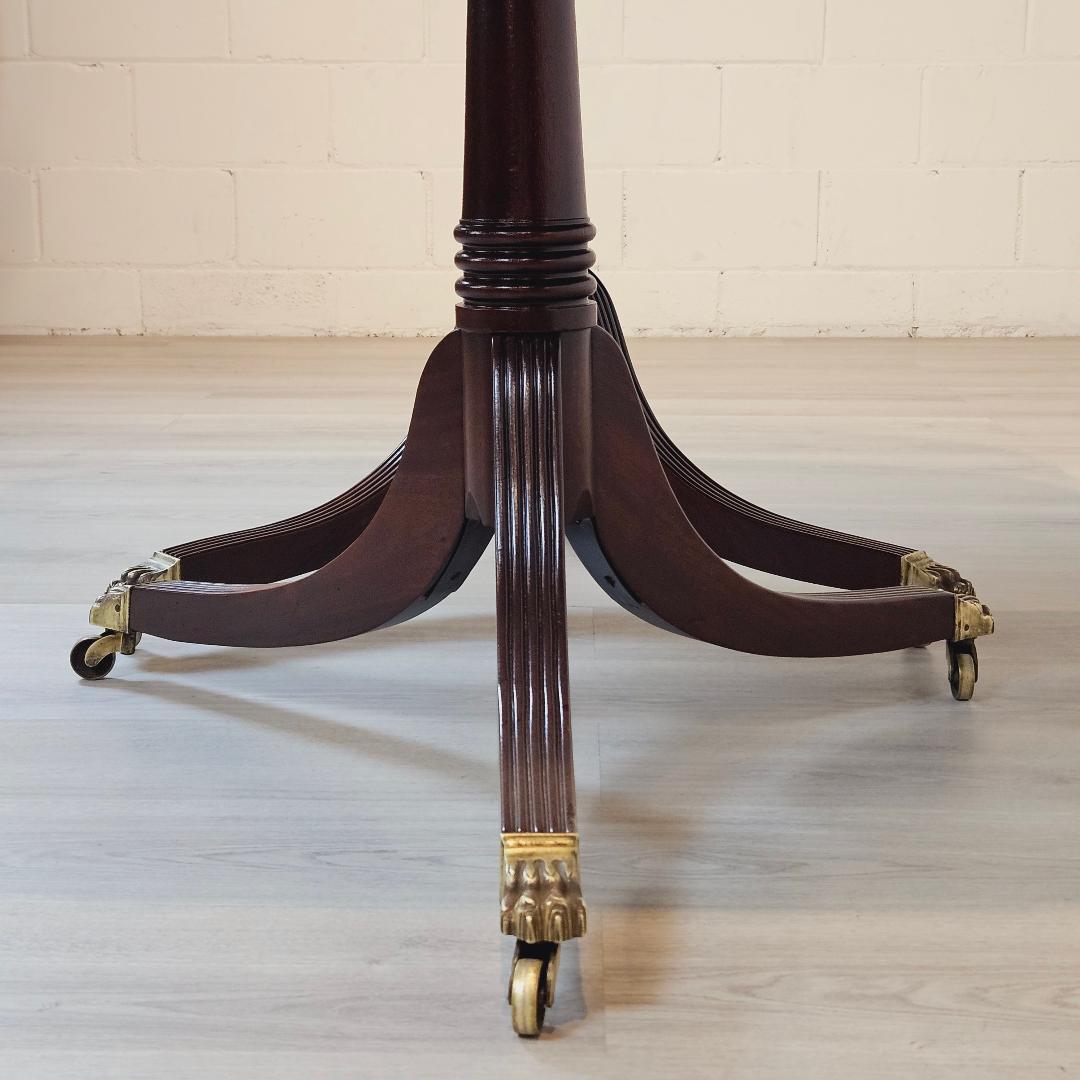 Georgien Table de salle à manger anglaise vintage du 18ème siècle, piédestal jumeau avec détails en laiton en vente