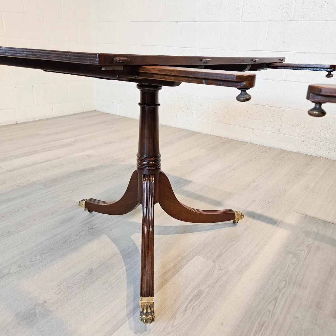 Anglais Table de salle à manger anglaise vintage du 18ème siècle, piédestal jumeau avec détails en laiton en vente