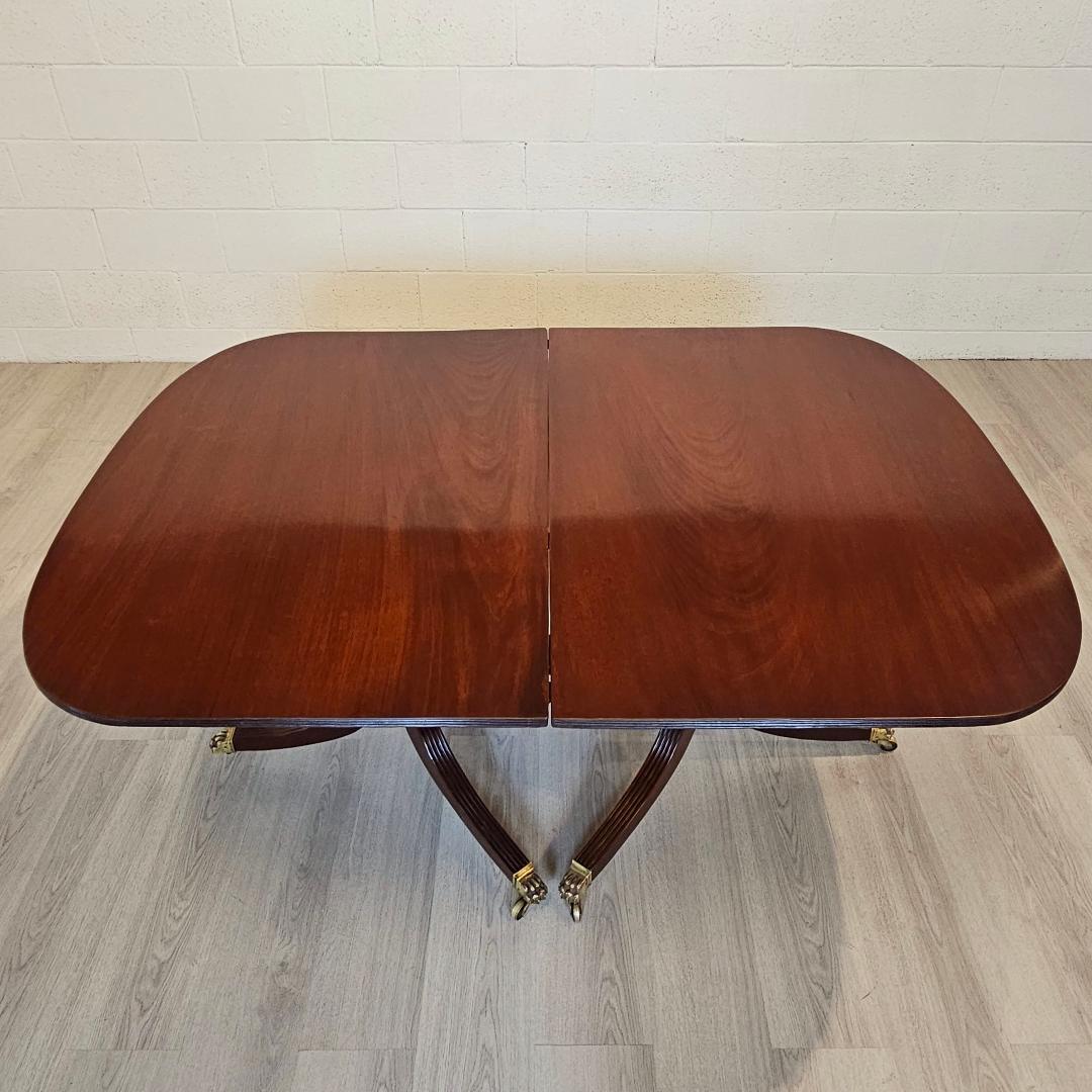 Bois de feuillus Table de salle à manger anglaise vintage du 18ème siècle, piédestal jumeau avec détails en laiton en vente
