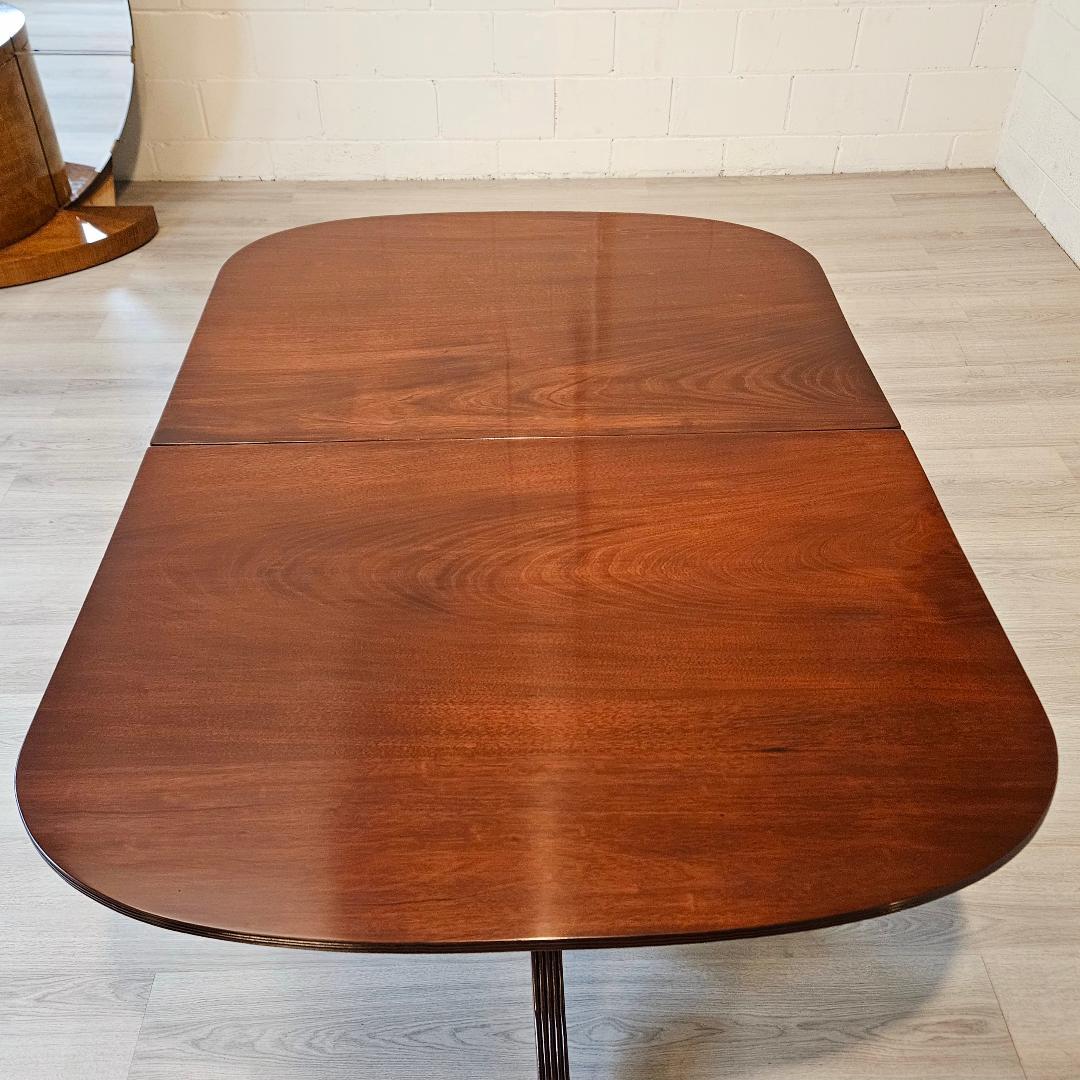 Table de salle à manger anglaise vintage du 18ème siècle, piédestal jumeau avec détails en laiton en vente 1