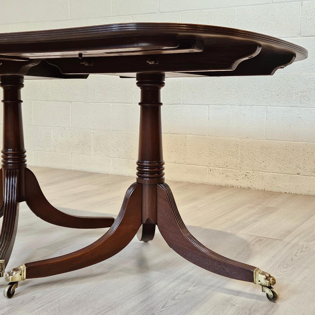 Table de salle à manger anglaise vintage du 18ème siècle, piédestal jumeau avec détails en laiton en vente 2