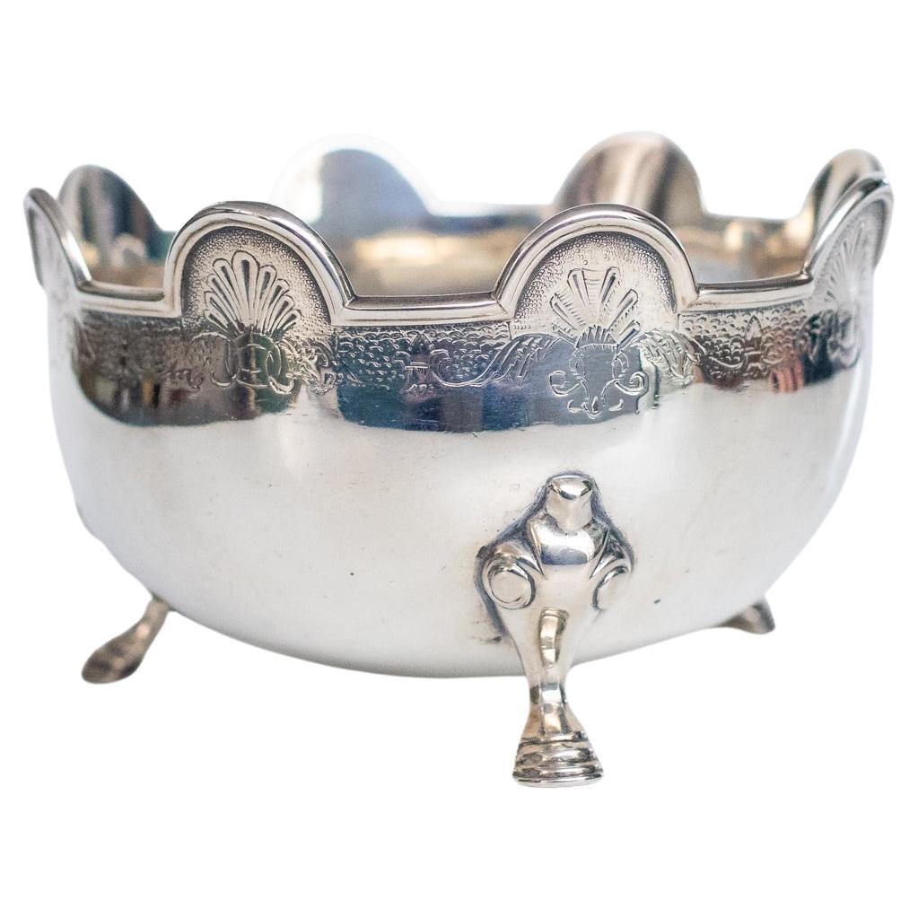 Zuccheriera del XVIII secolo Scozia Argento 
Questa è una squisita zuccheriera proveniente dalla Scozia del XVIII secolo. Questa elegante ciotola poggia su tre piedi curvi e ha un bordo decorativo a lobi. Una fascia finemente incisa e punzonata