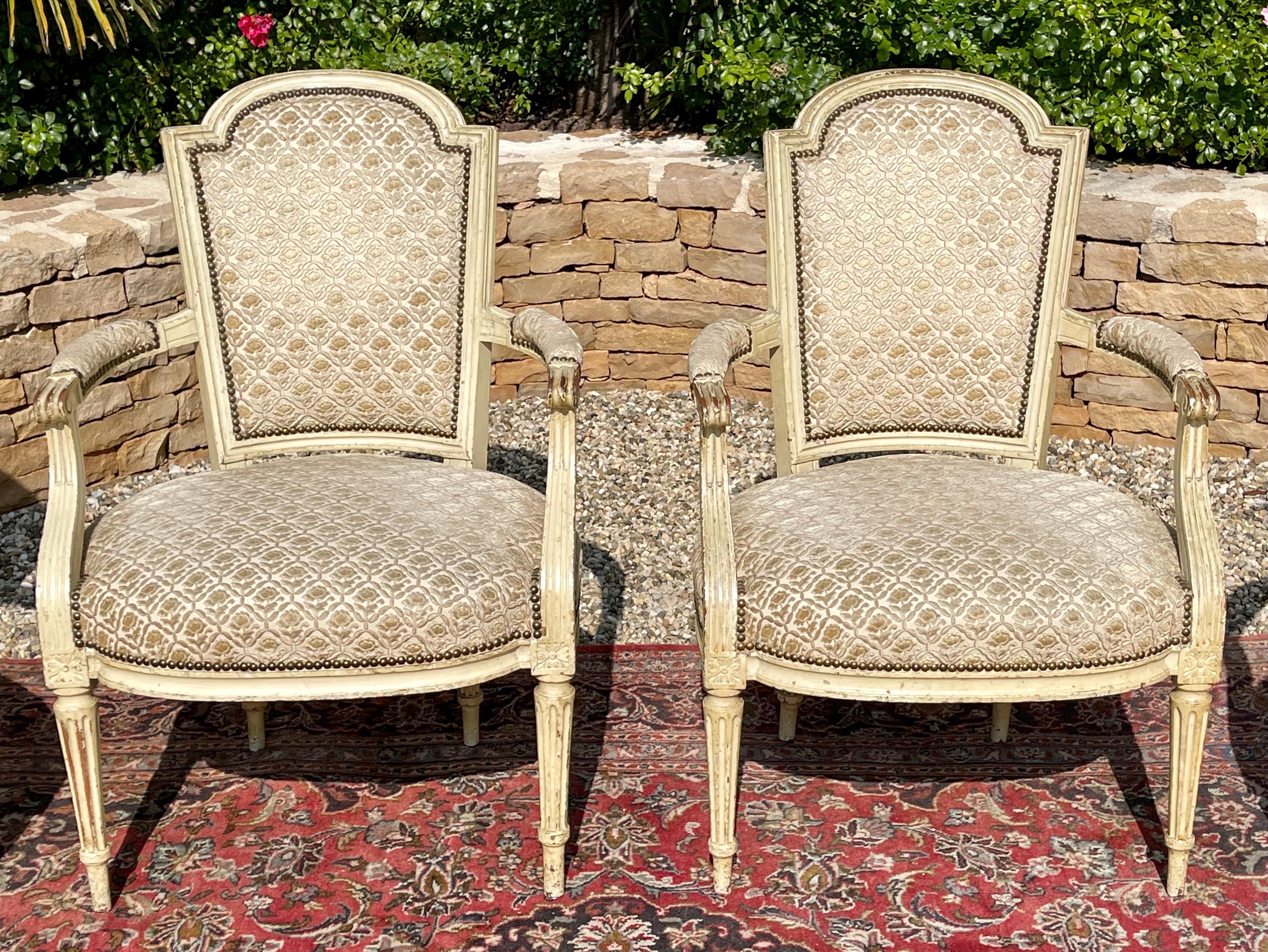 Suite di 4 poltrone cabriolet Luigi XVI. Sono in mogano massiccio laccato beige e rivestite con un tessuto di velluto beige e ocra con motivi floreali. Sono in buone condizioni. 
Opera francese del XVIII secolo di buona qualità.