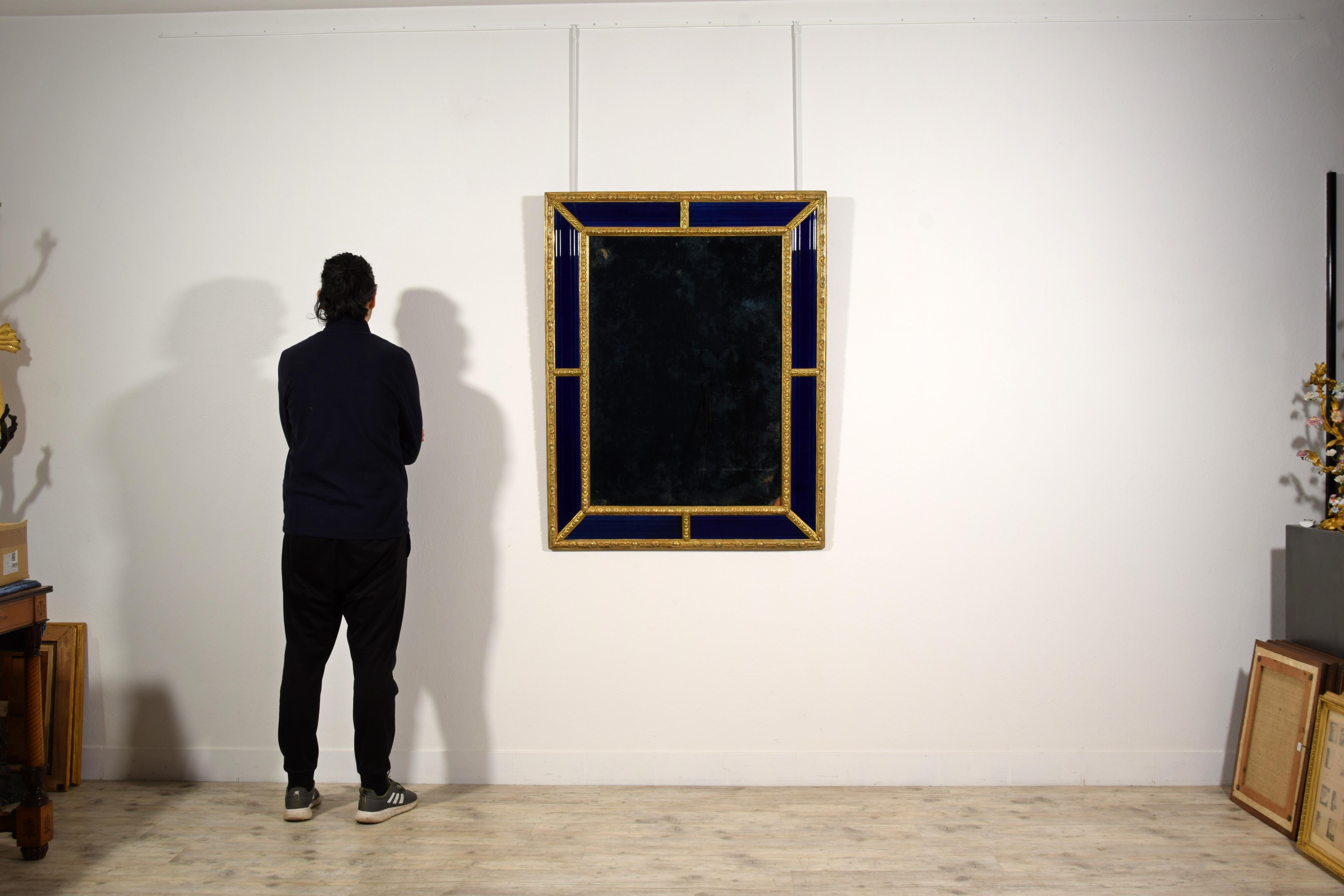 Miroir suédois du 18ème siècle avec cadre en bois sculpté et doré bleu cobalt en vente 3