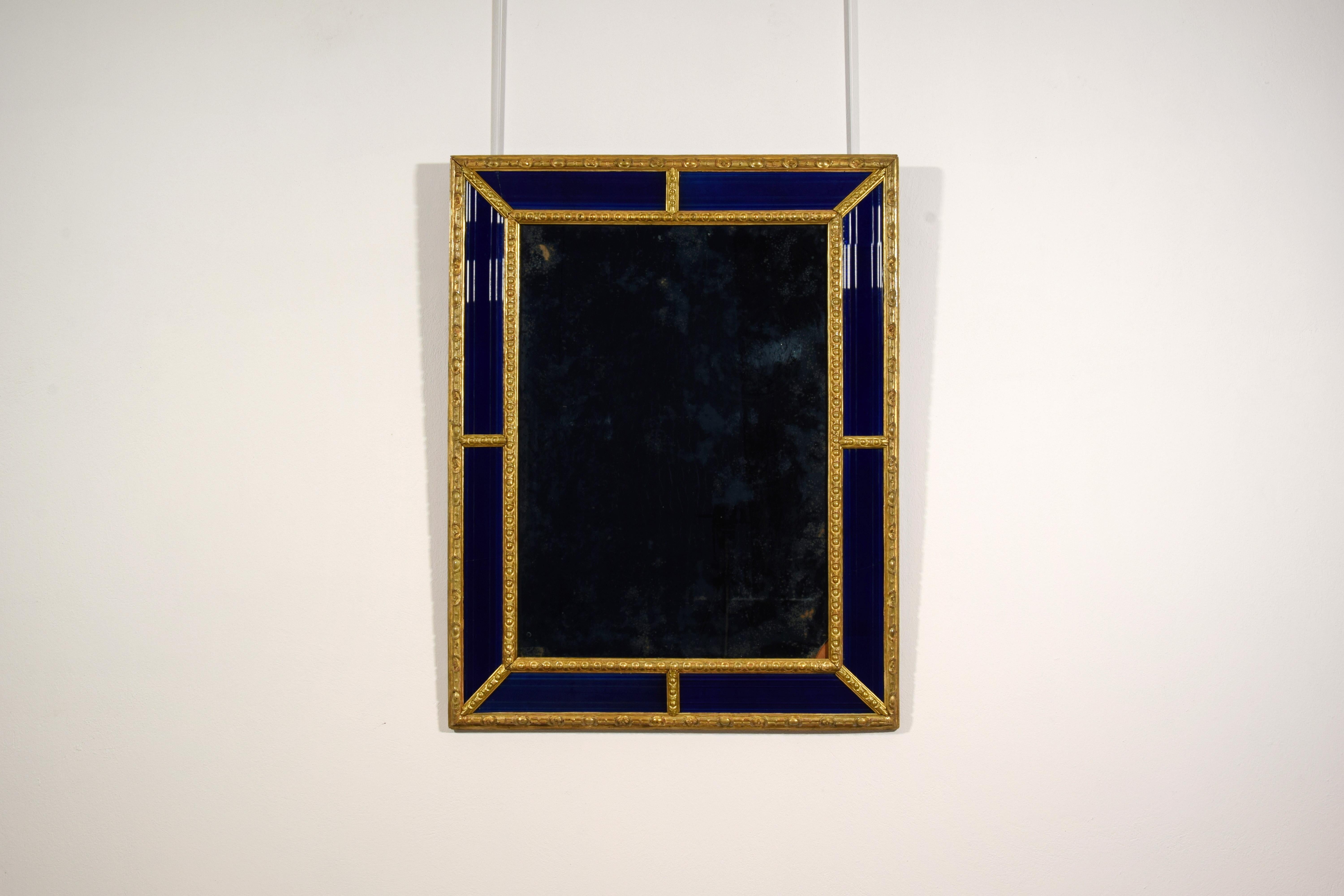 Miroir suédois du 18ème siècle avec cadre en bois sculpté et doré bleu cobalt en vente 4