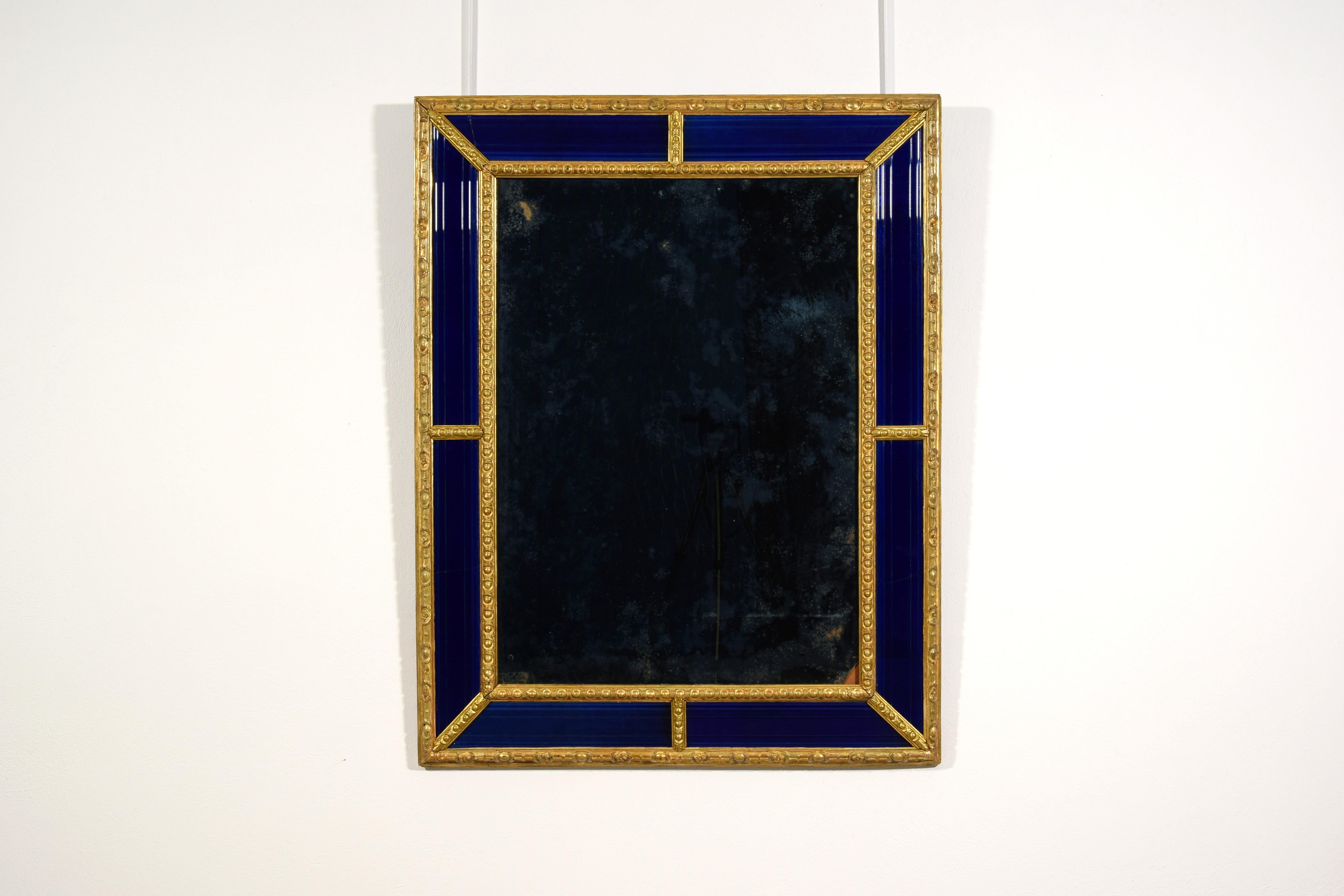 Miroir suédois du 18ème siècle avec cadre en bois sculpté et doré bleu cobalt en vente 5