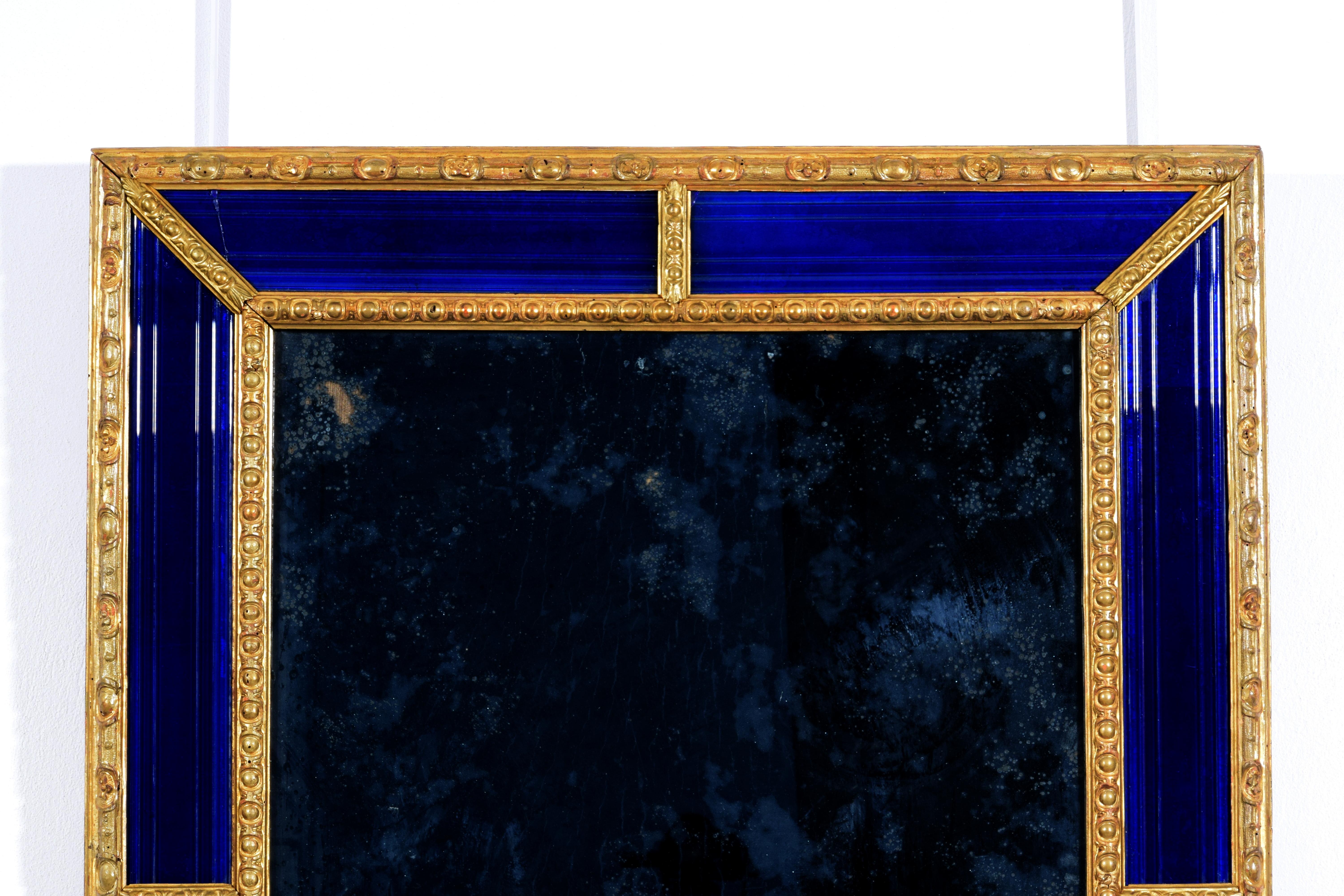 Miroir suédois du 18ème siècle avec cadre en bois sculpté et doré bleu cobalt en vente 7
