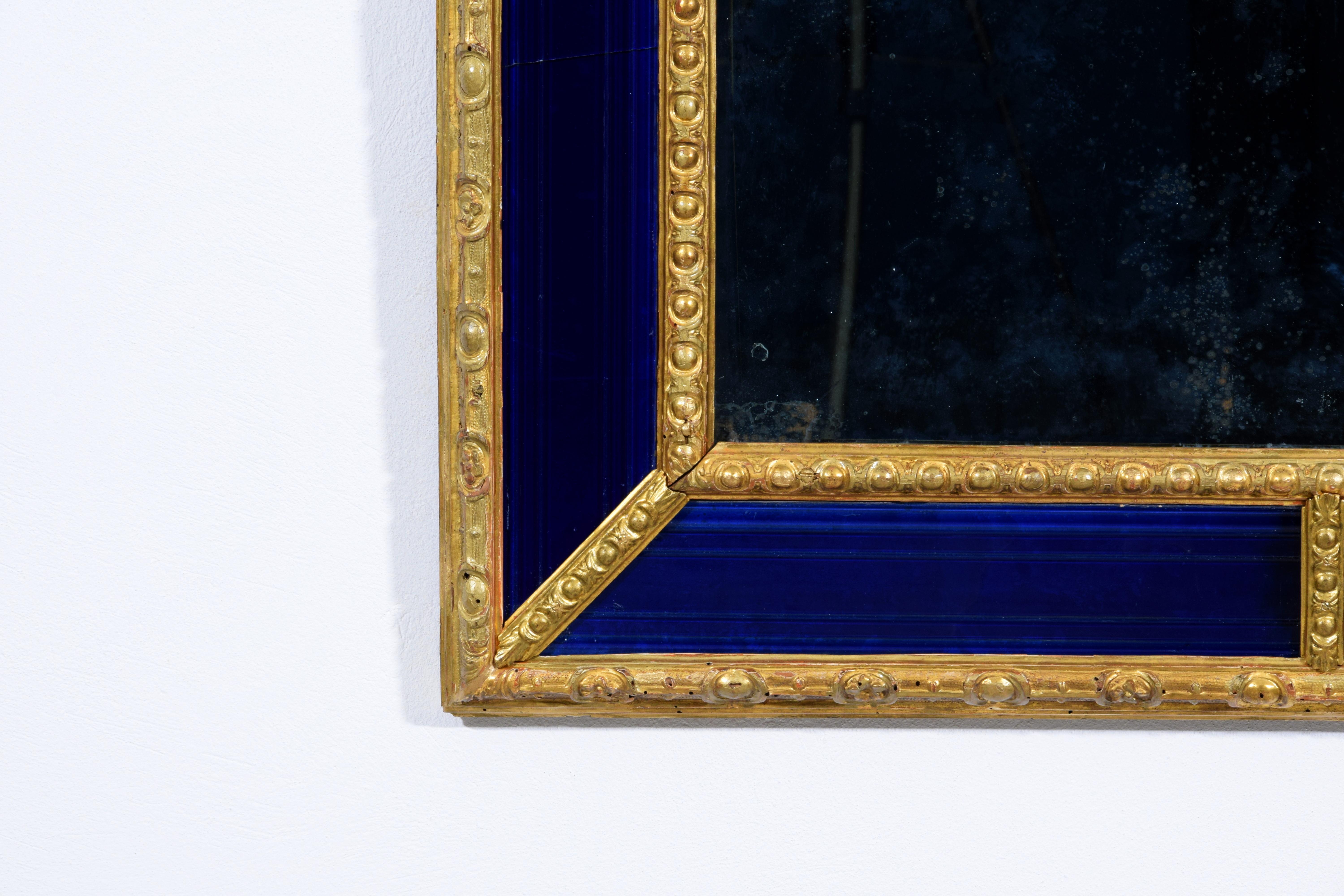 Miroir suédois du 18ème siècle avec cadre en bois sculpté et doré bleu cobalt en vente 8