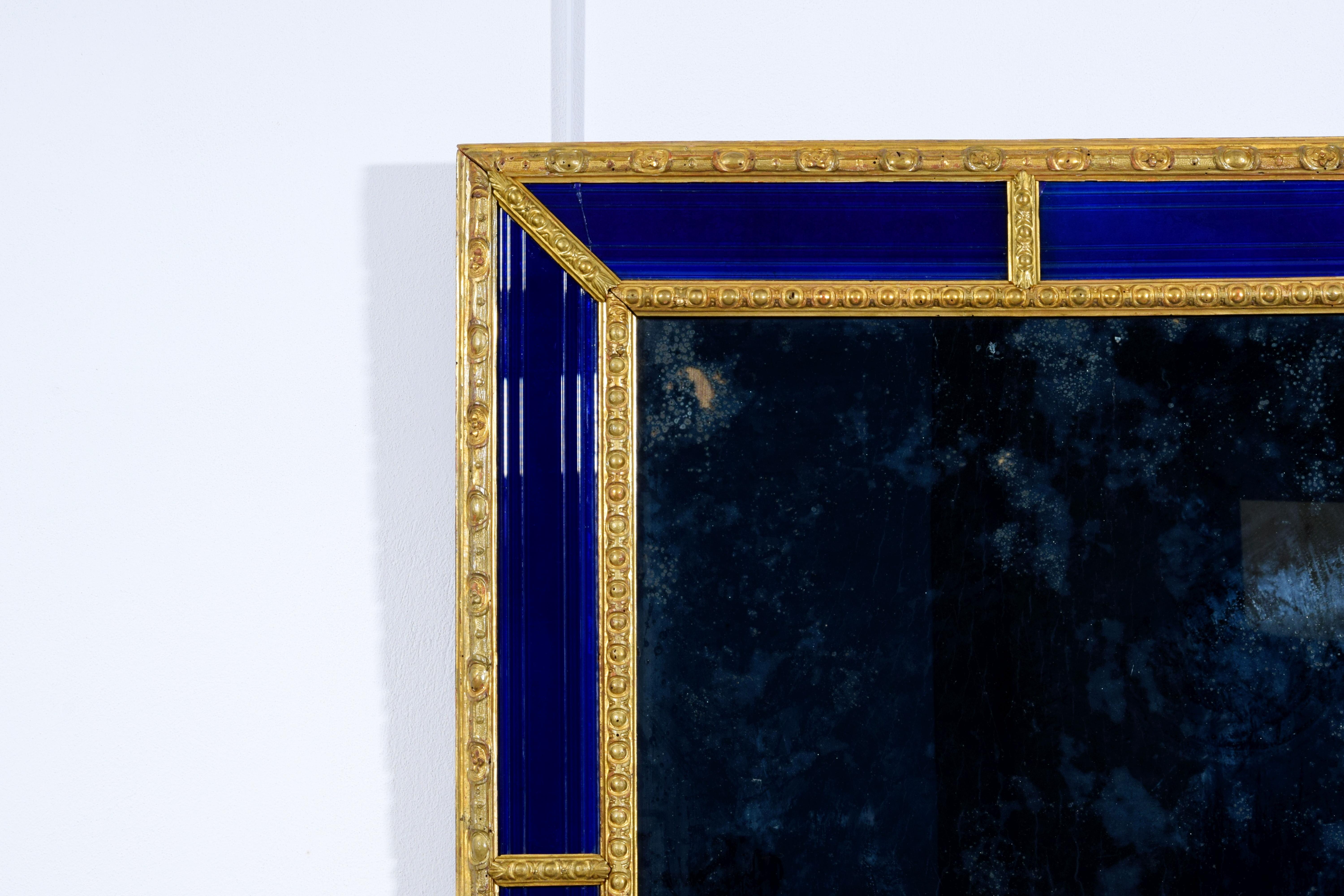 Miroir suédois du 18ème siècle avec cadre en bois sculpté et doré bleu cobalt en vente 9