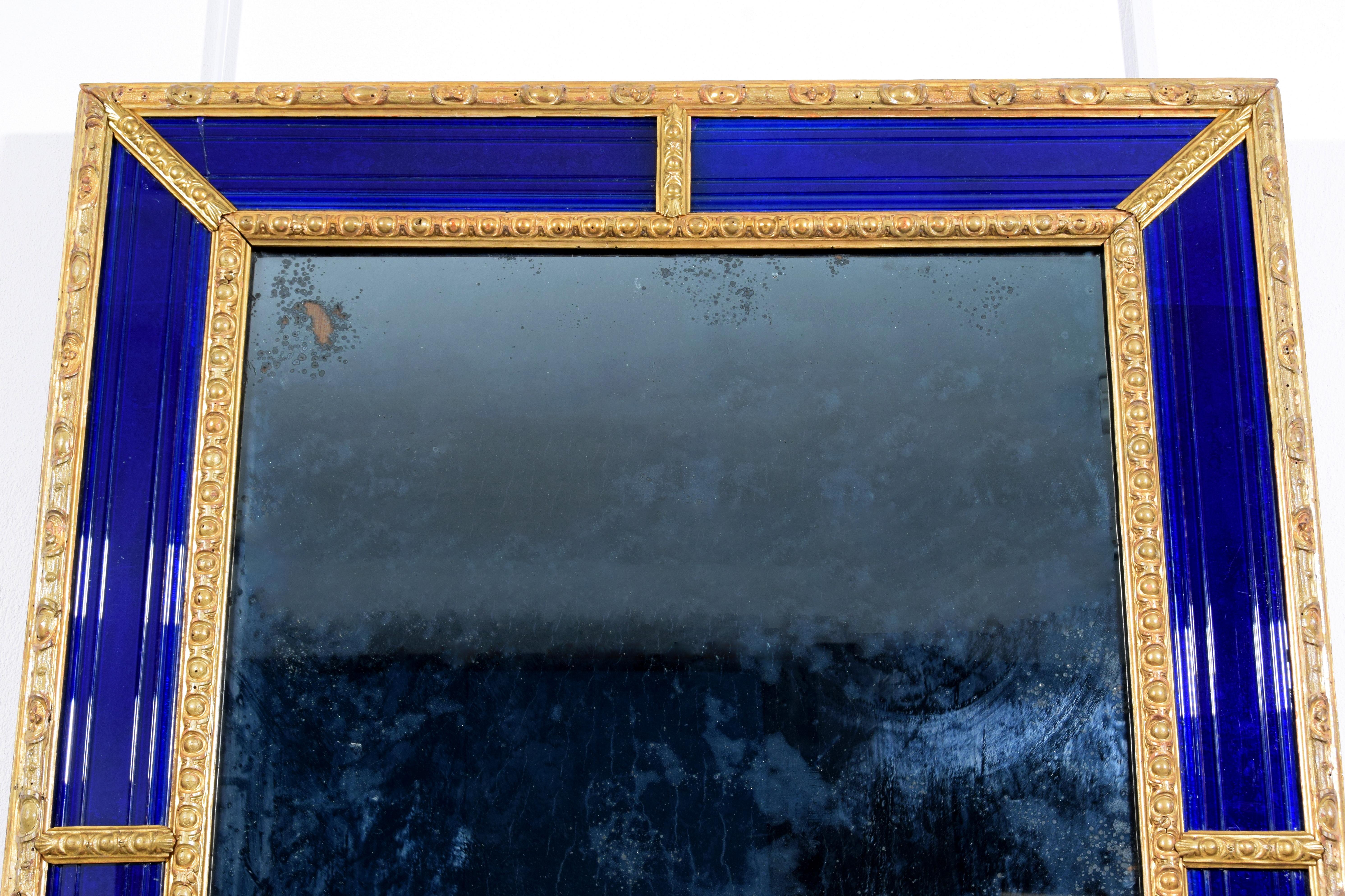 Miroir suédois du 18ème siècle avec cadre en bois sculpté et doré bleu cobalt en vente 10