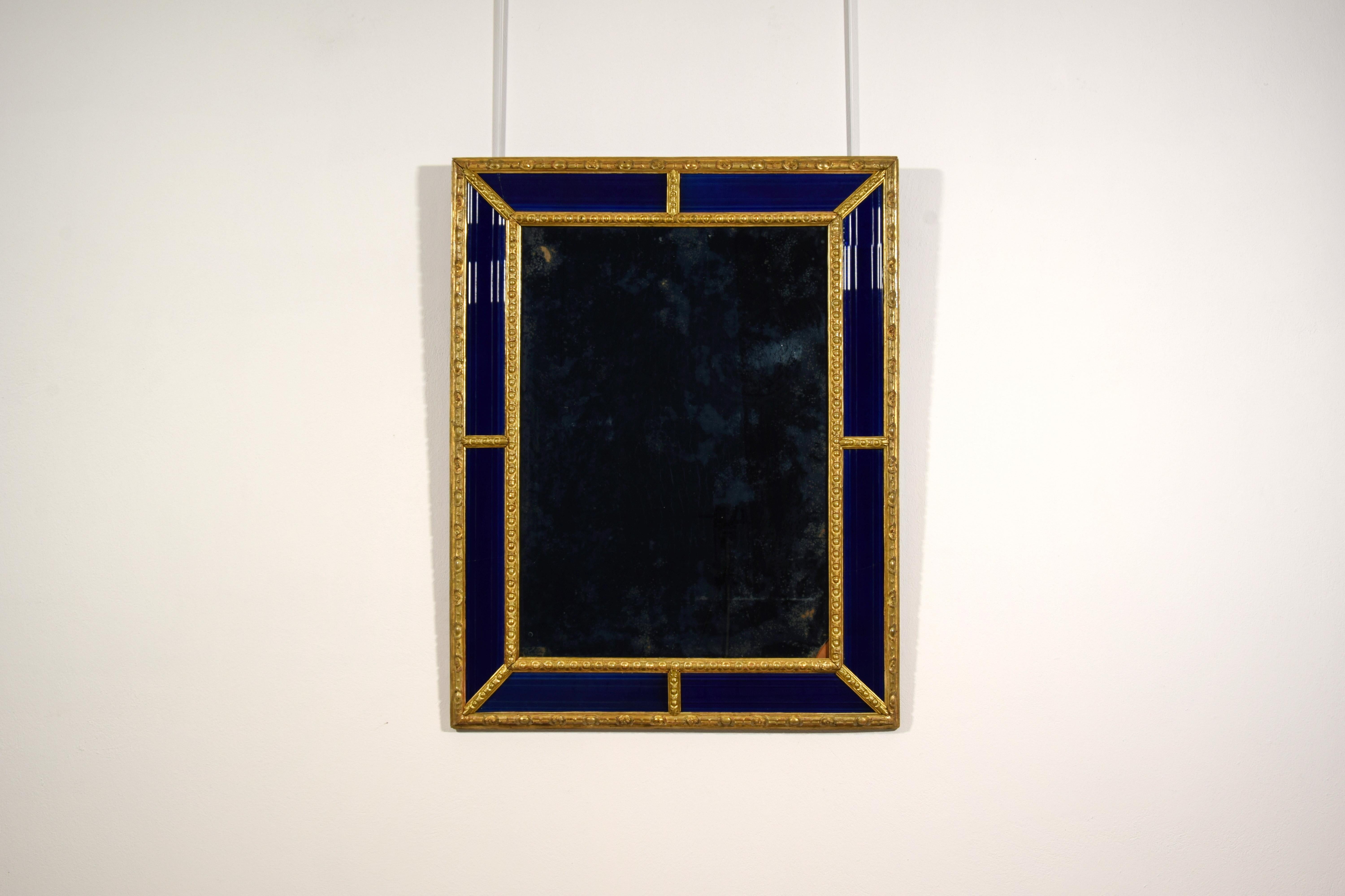 Miroir suédois du 18ème siècle avec cadre en bois sculpté et doré bleu cobalt en vente 11