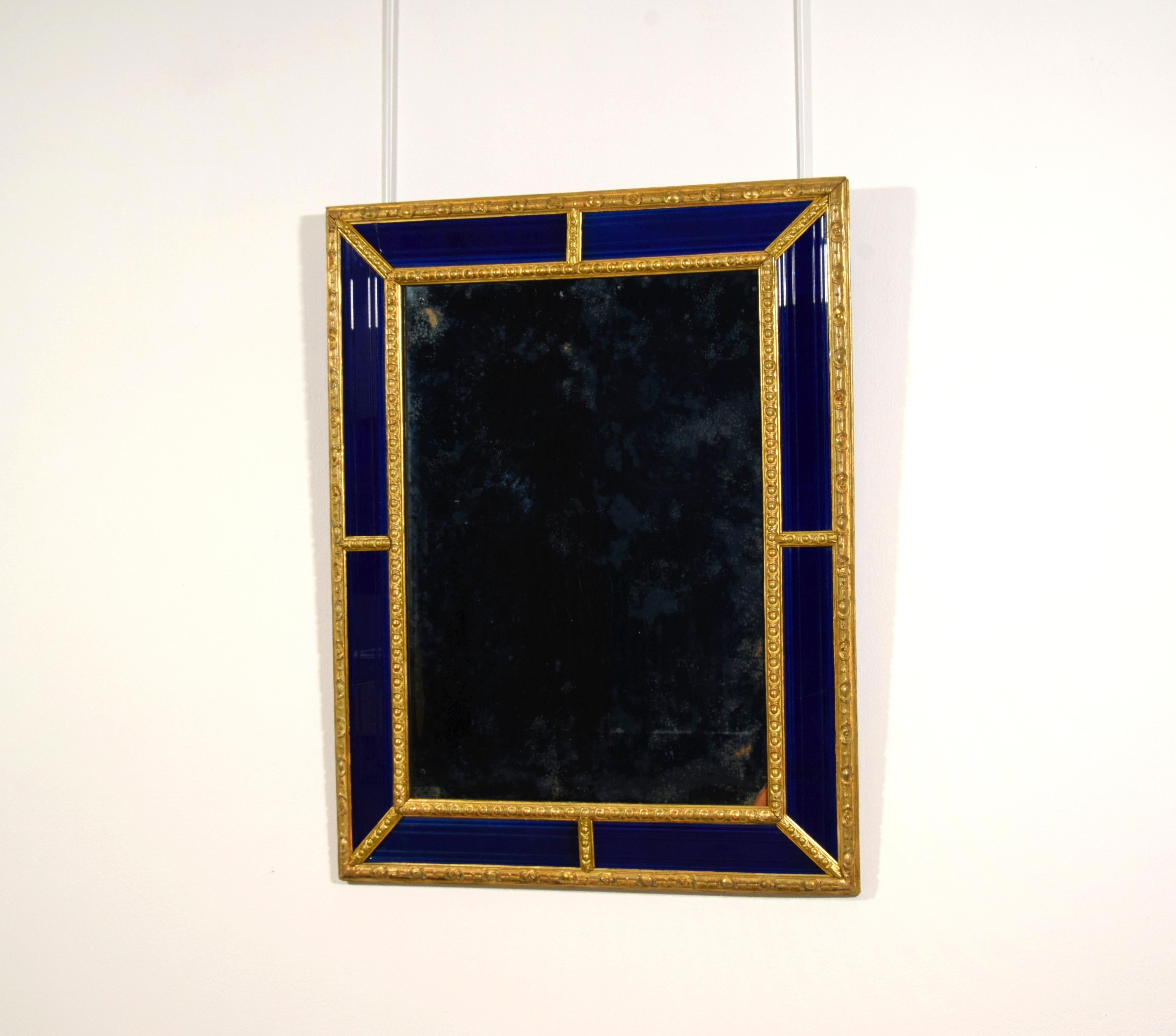 XVIIIe siècle, Suède Miroir avec cadre en bois sculpté et doré et verre bleu cobalt

Ce miroir original a été fabriqué en Suède vers le milieu du XVIIIe siècle, en s'inspirant des célèbres dessins de Burchard Precht (Suède, 1651-1738) et de son fils