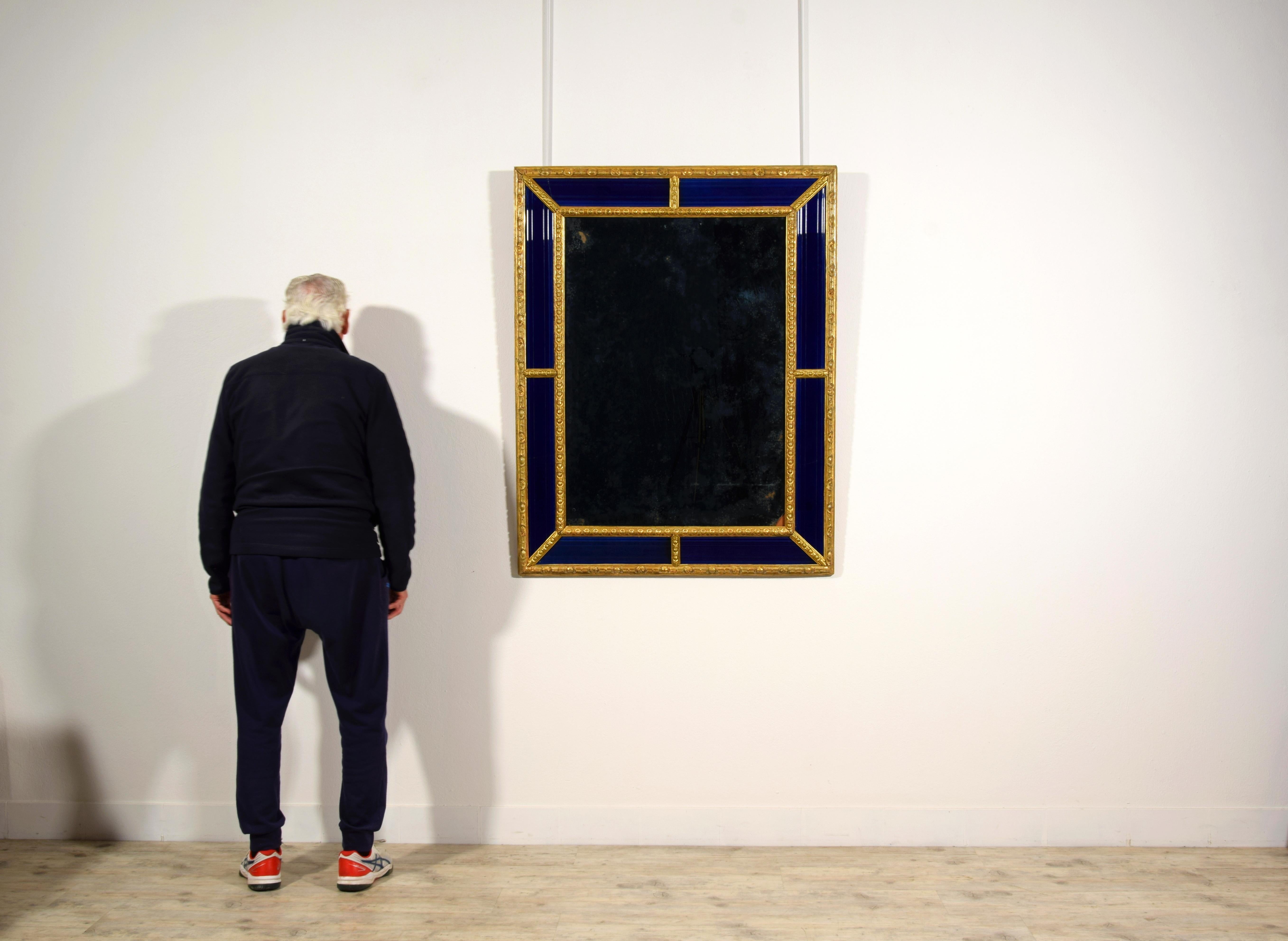Miroir suédois du 18ème siècle avec cadre en bois sculpté et doré bleu cobalt en vente 13