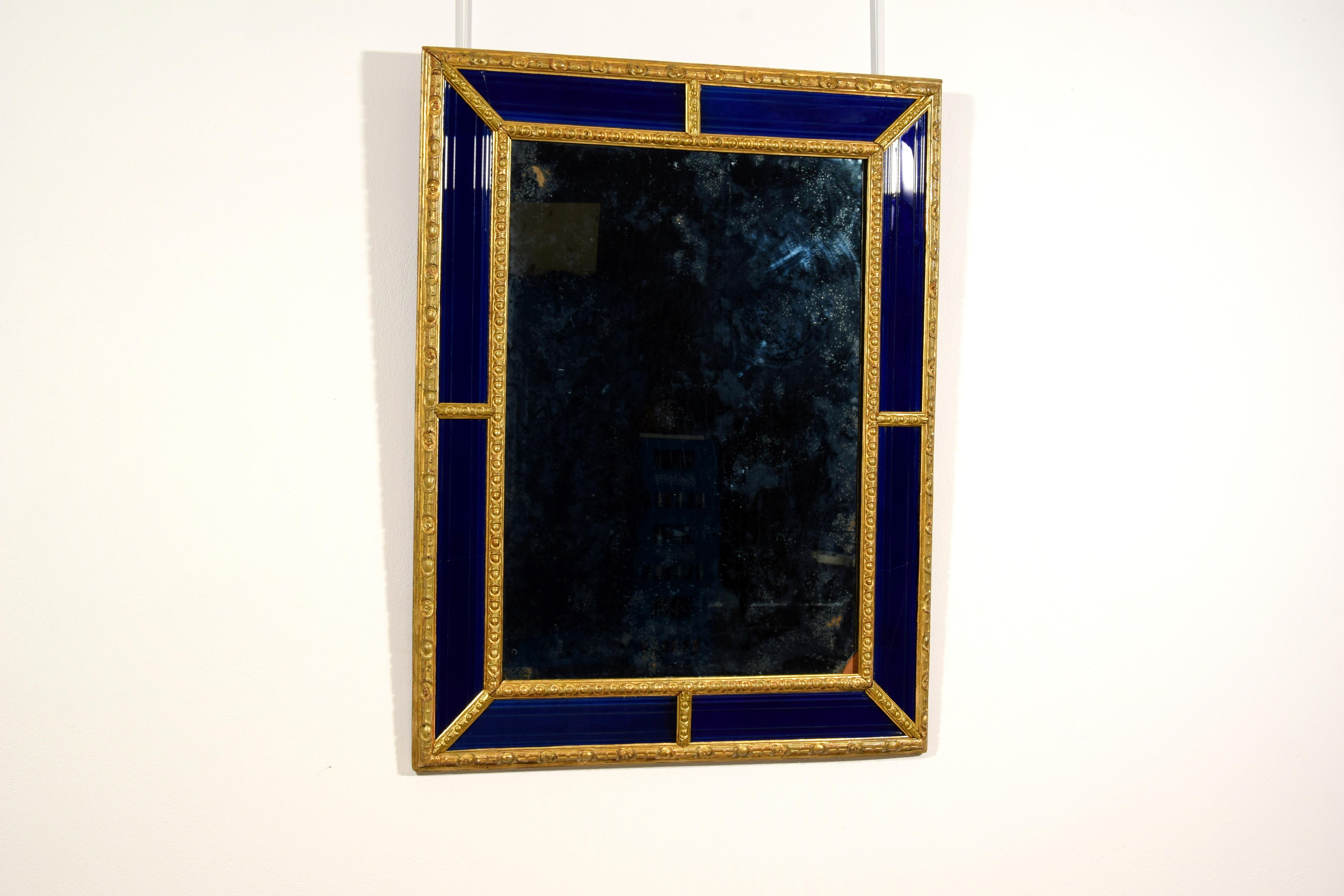 Louis XIV Miroir suédois du 18ème siècle avec cadre en bois sculpté et doré bleu cobalt en vente