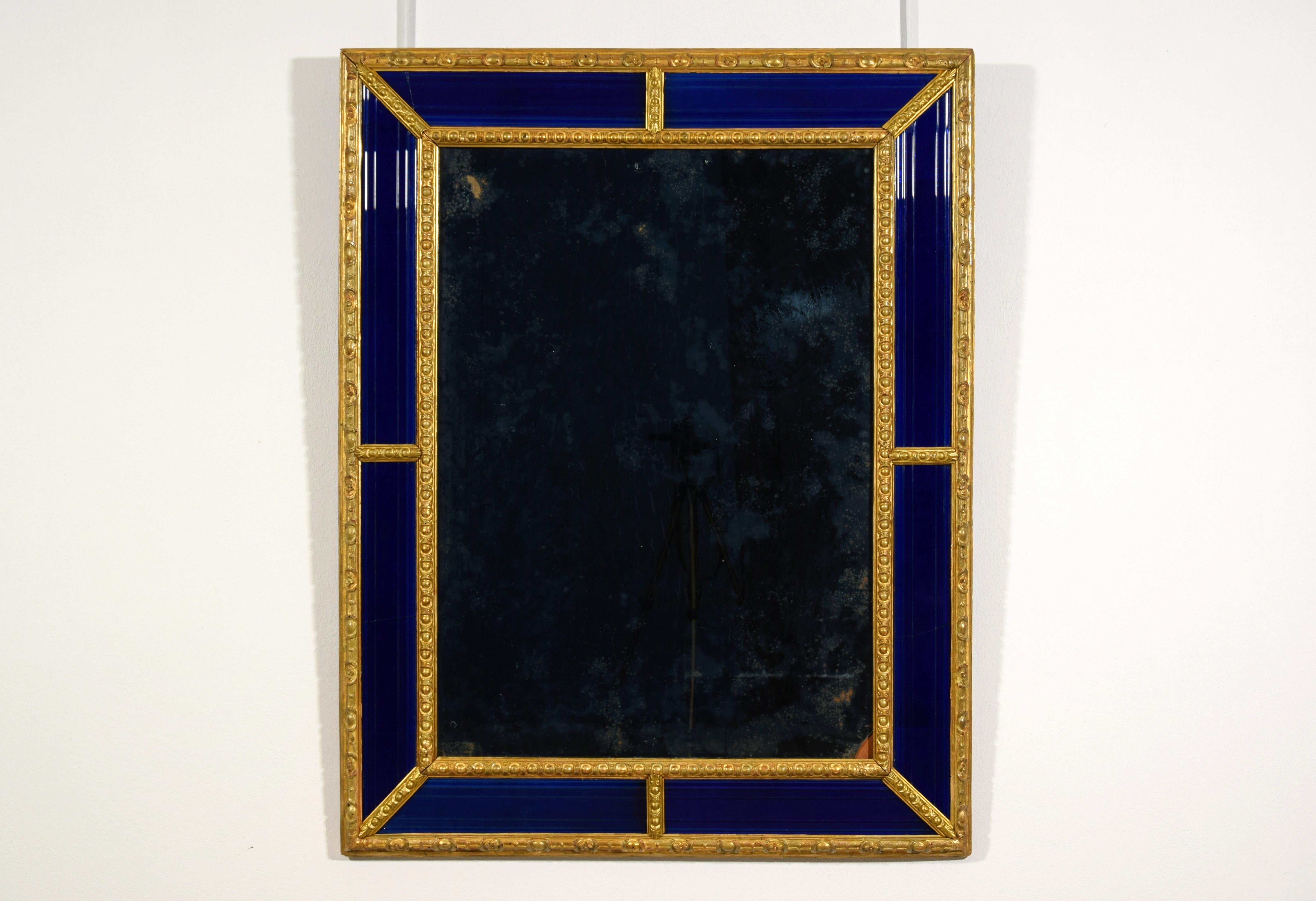 Suédois Miroir suédois du 18ème siècle avec cadre en bois sculpté et doré bleu cobalt en vente