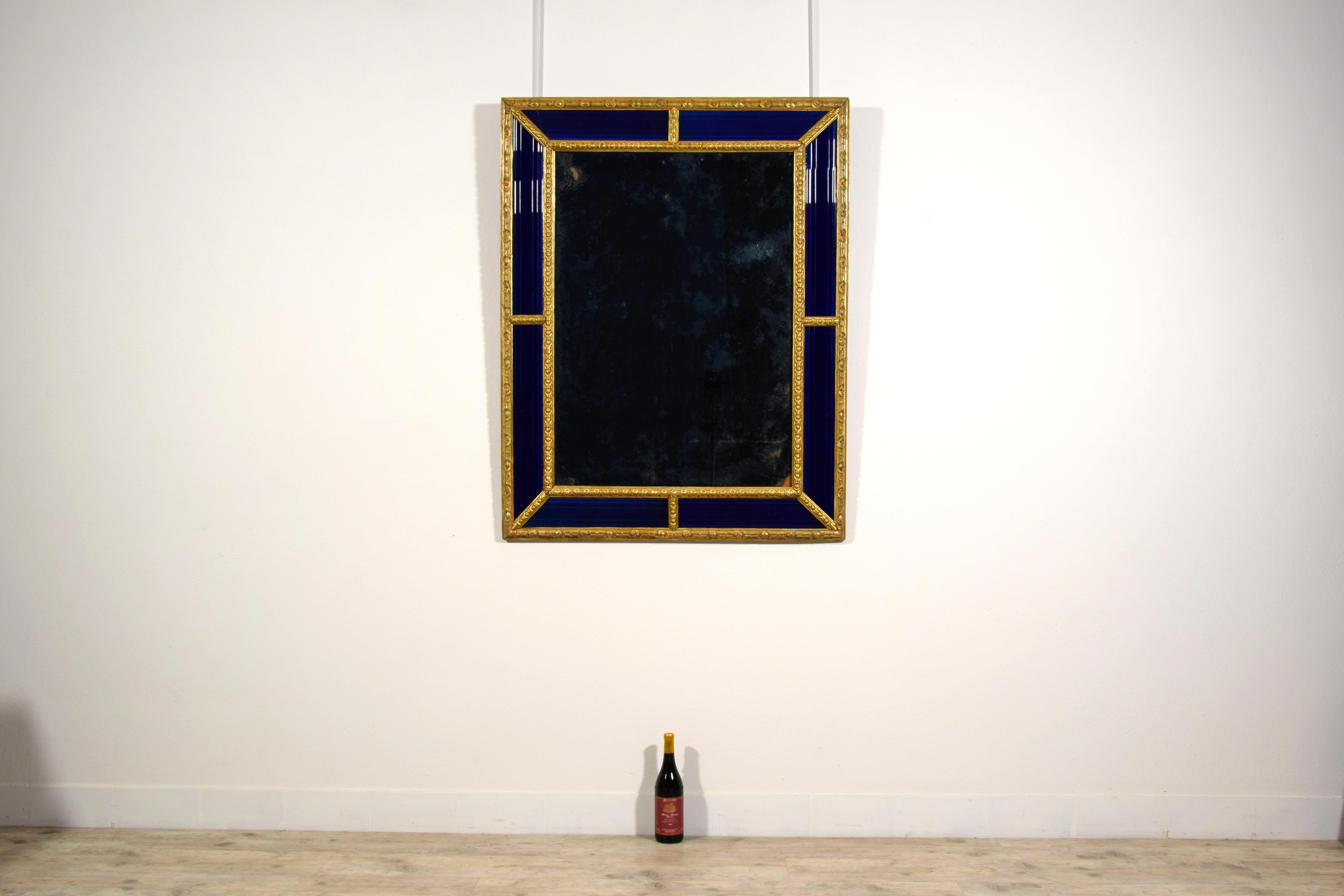 Sculpté à la main Miroir suédois du 18ème siècle avec cadre en bois sculpté et doré bleu cobalt en vente