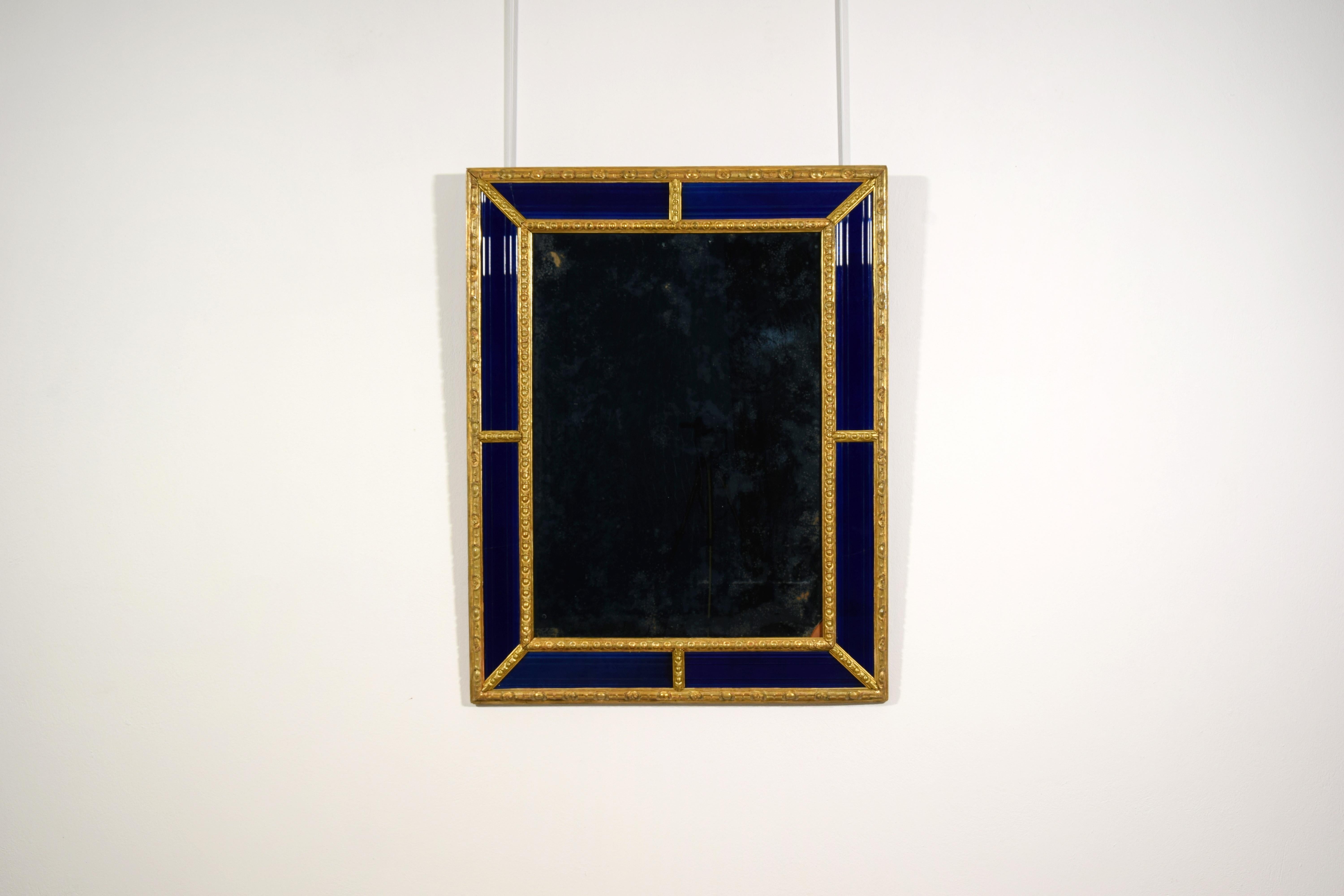XVIIIe siècle Miroir suédois du 18ème siècle avec cadre en bois sculpté et doré bleu cobalt en vente