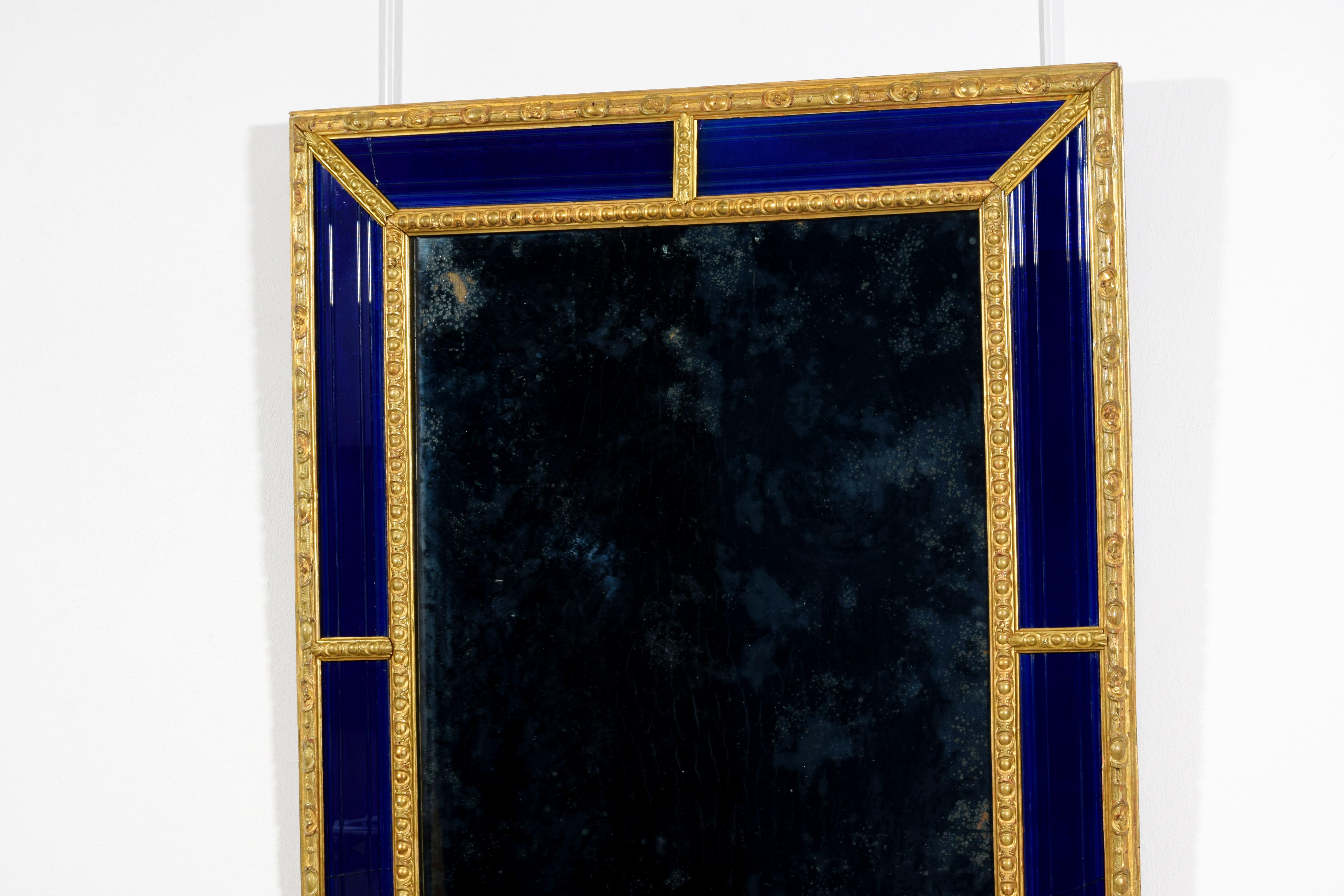Verre Miroir suédois du 18ème siècle avec cadre en bois sculpté et doré bleu cobalt en vente
