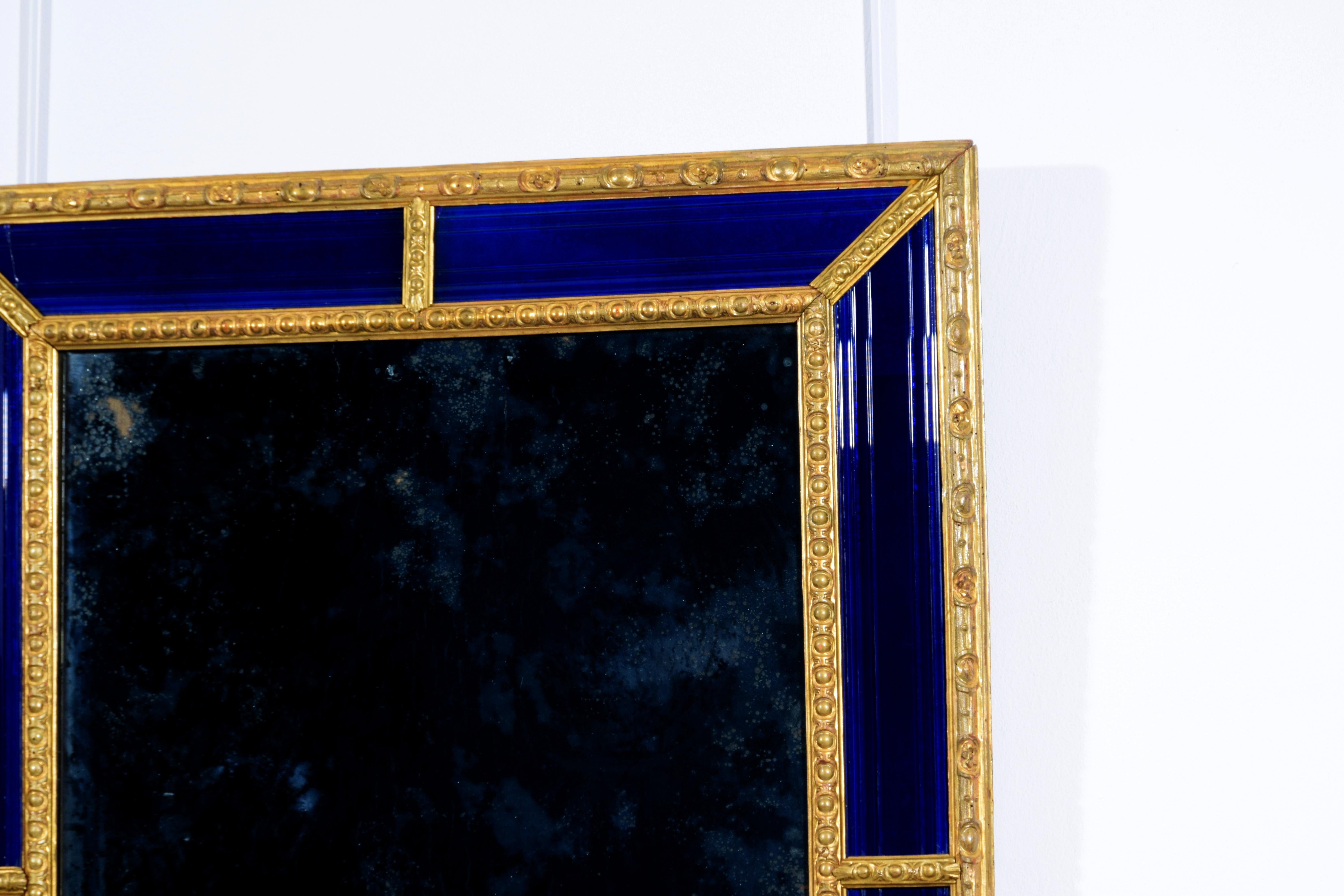 Miroir suédois du 18ème siècle avec cadre en bois sculpté et doré bleu cobalt en vente 1