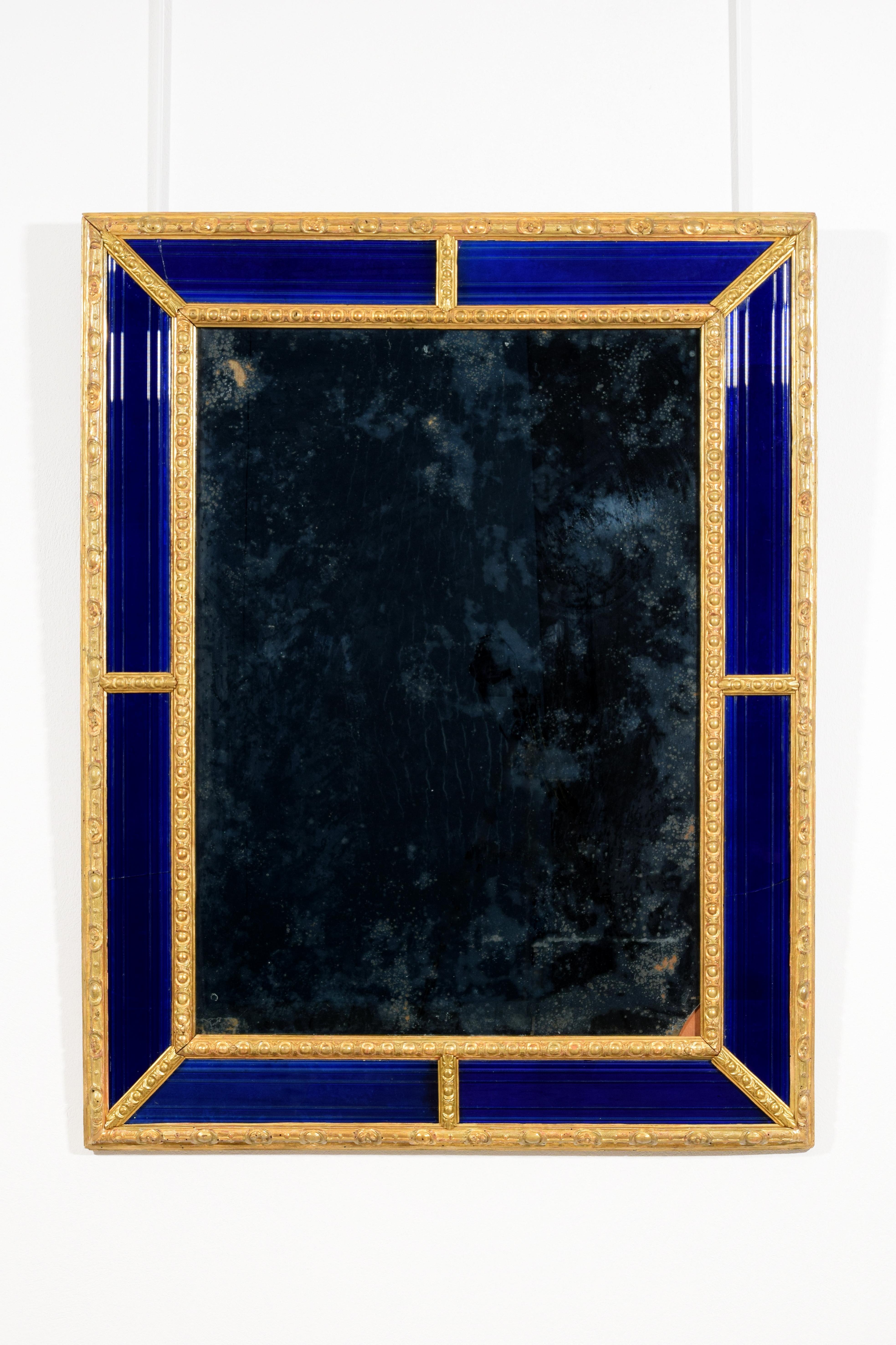 Miroir suédois du 18ème siècle avec cadre en bois sculpté et doré bleu cobalt en vente 2