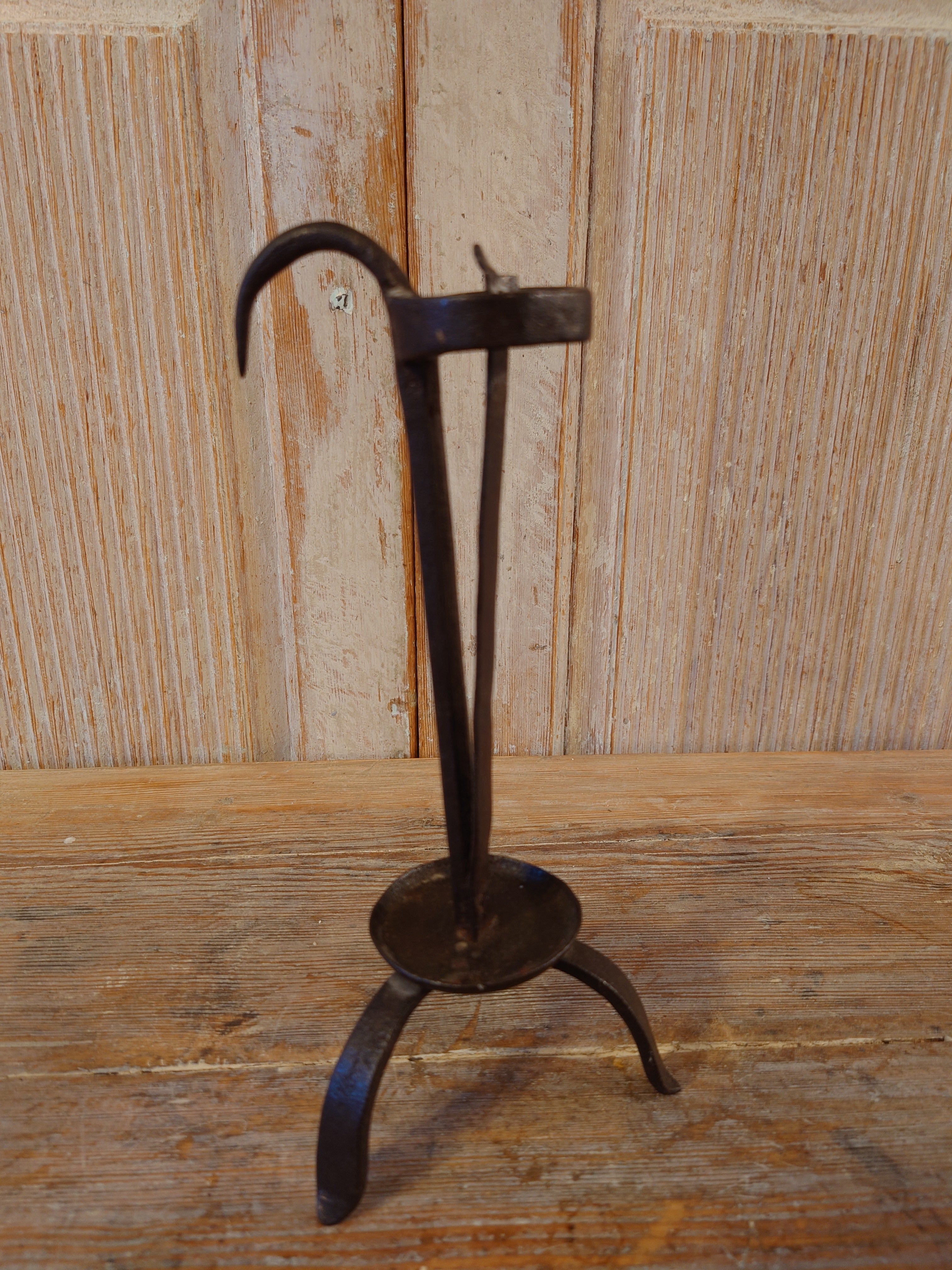 Ein alter antiker schwedischer Eisenleuchter aus dem 18.
Sehr charmant und solide.
Der Kerzenständer heißt auf Schwedisch 