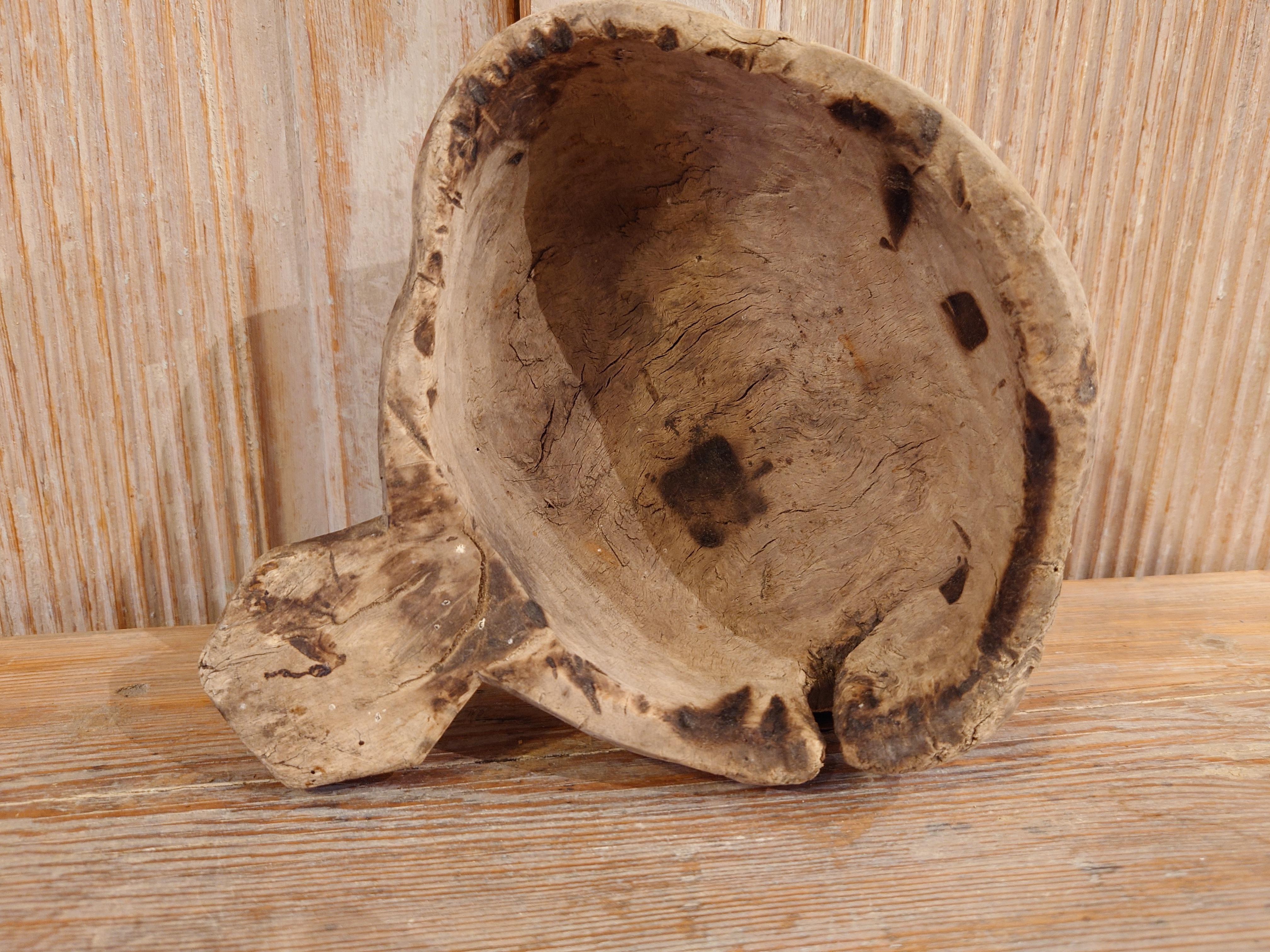 18th Century Swedish Antique  Folkart  Primitive Rustic Wooden Bowl with Handle For Sale 5