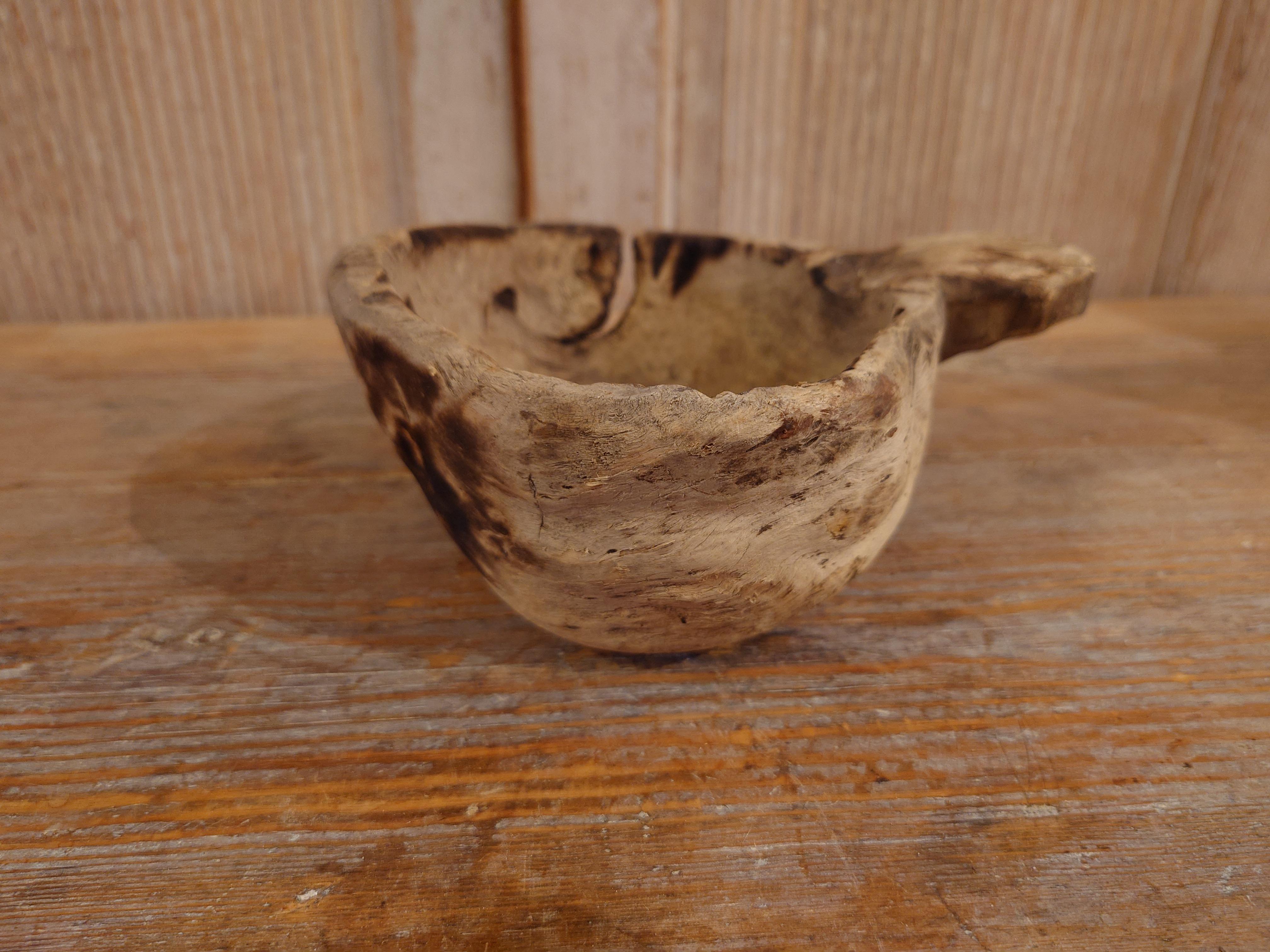 18th Century Swedish Antique  Folkart  Primitive Rustic Wooden Bowl with Handle For Sale 9