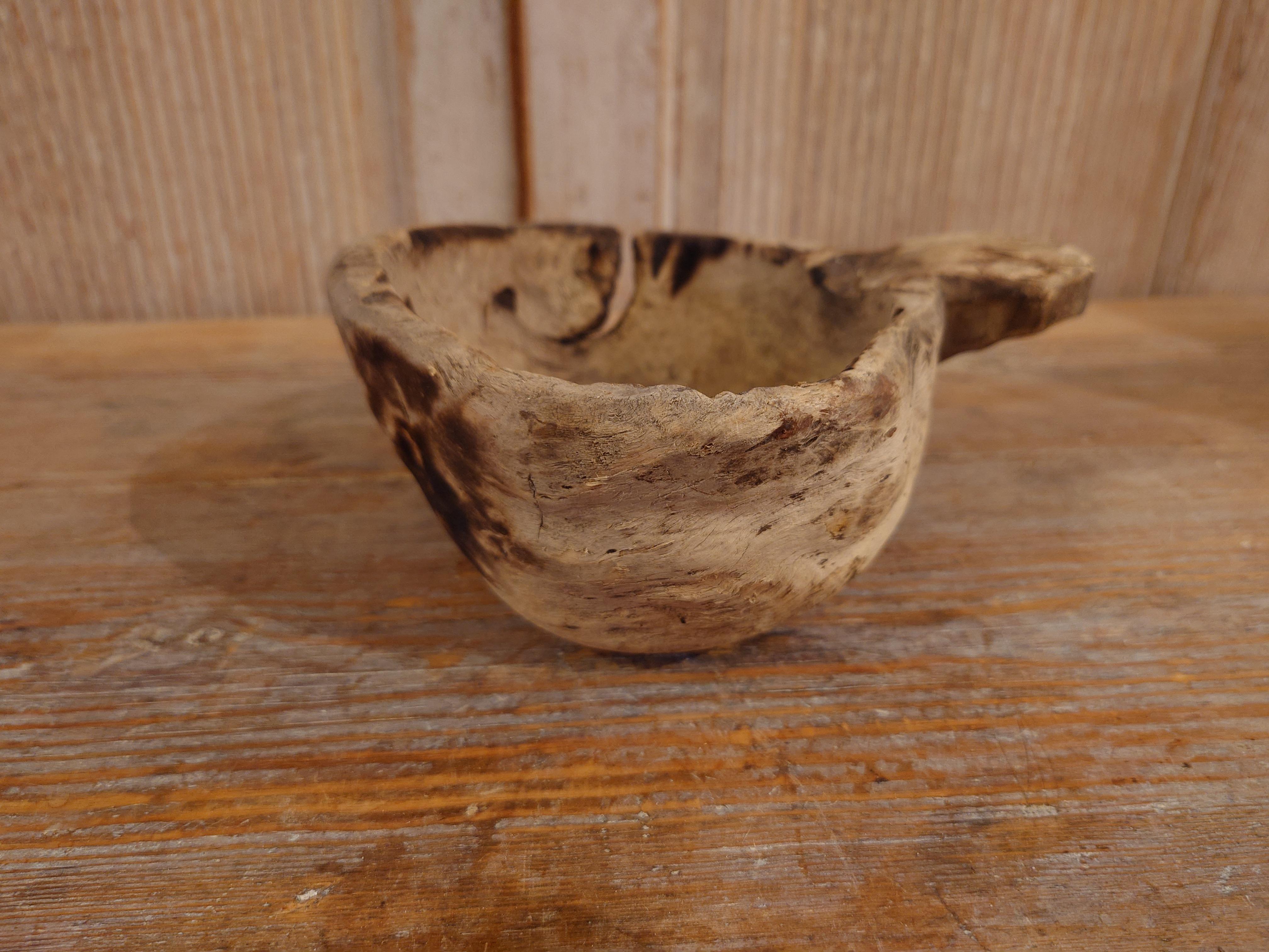 Antique suédois du XVIIIe siècle  art populaire  primitif rustique Bol en bois avec poignée en vente 8