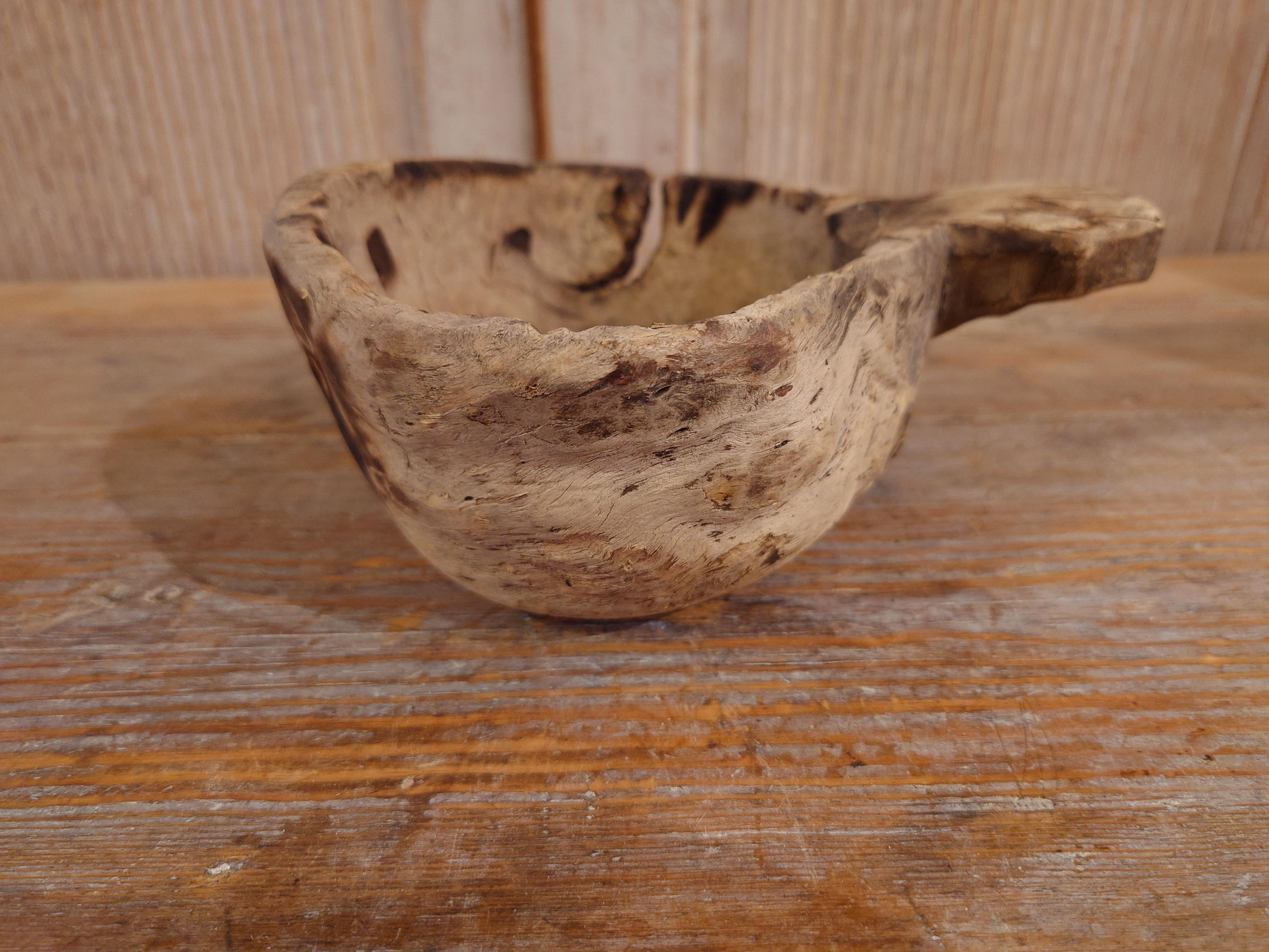 Antique suédois du XVIIIe siècle  art populaire  primitif rustique Bol en bois avec poignée en vente 9