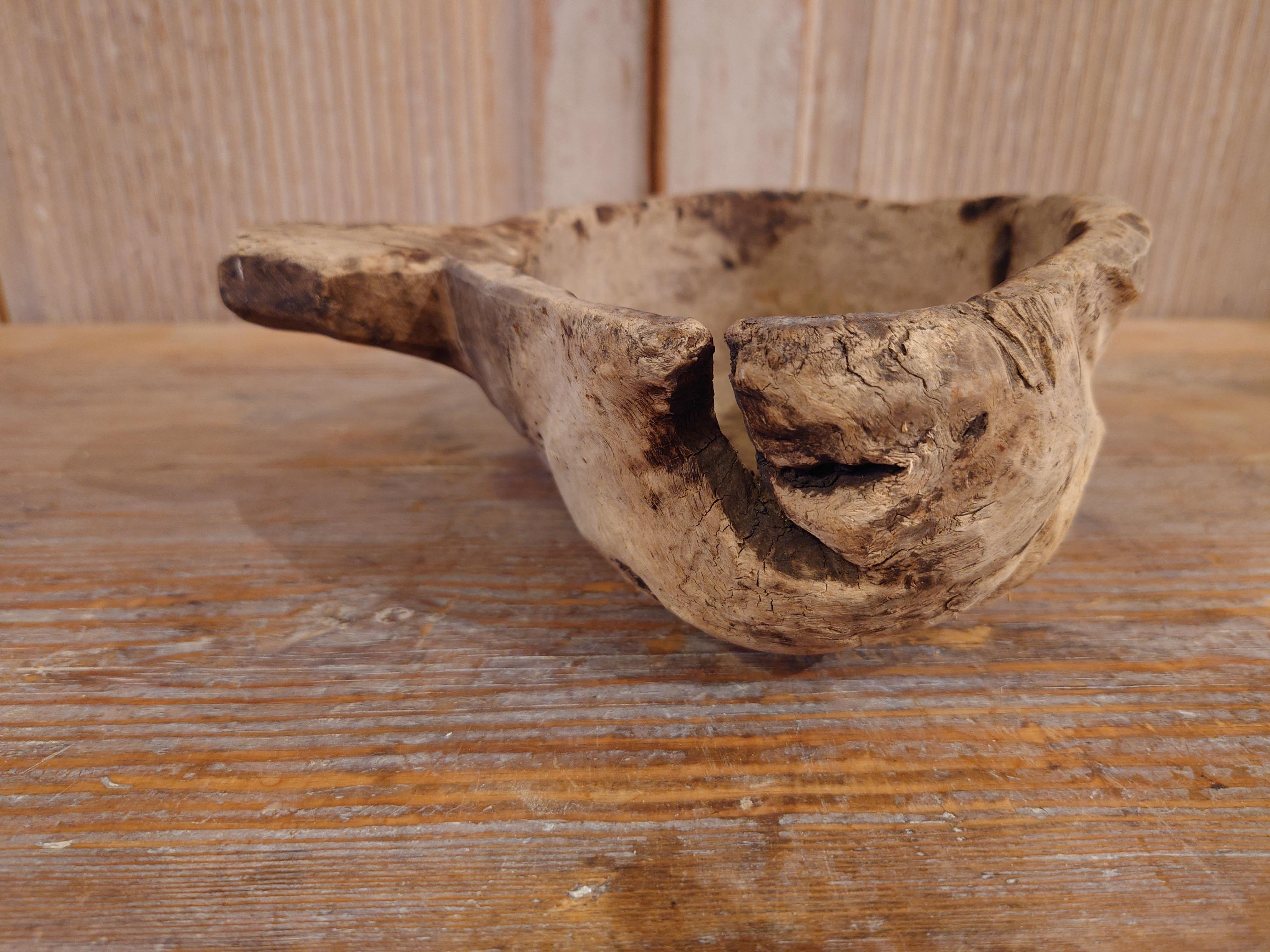 Small antique rustic primitive Folk art wooden bowl with handle manufactured in Jämtland in Sweden. In Swedish called 