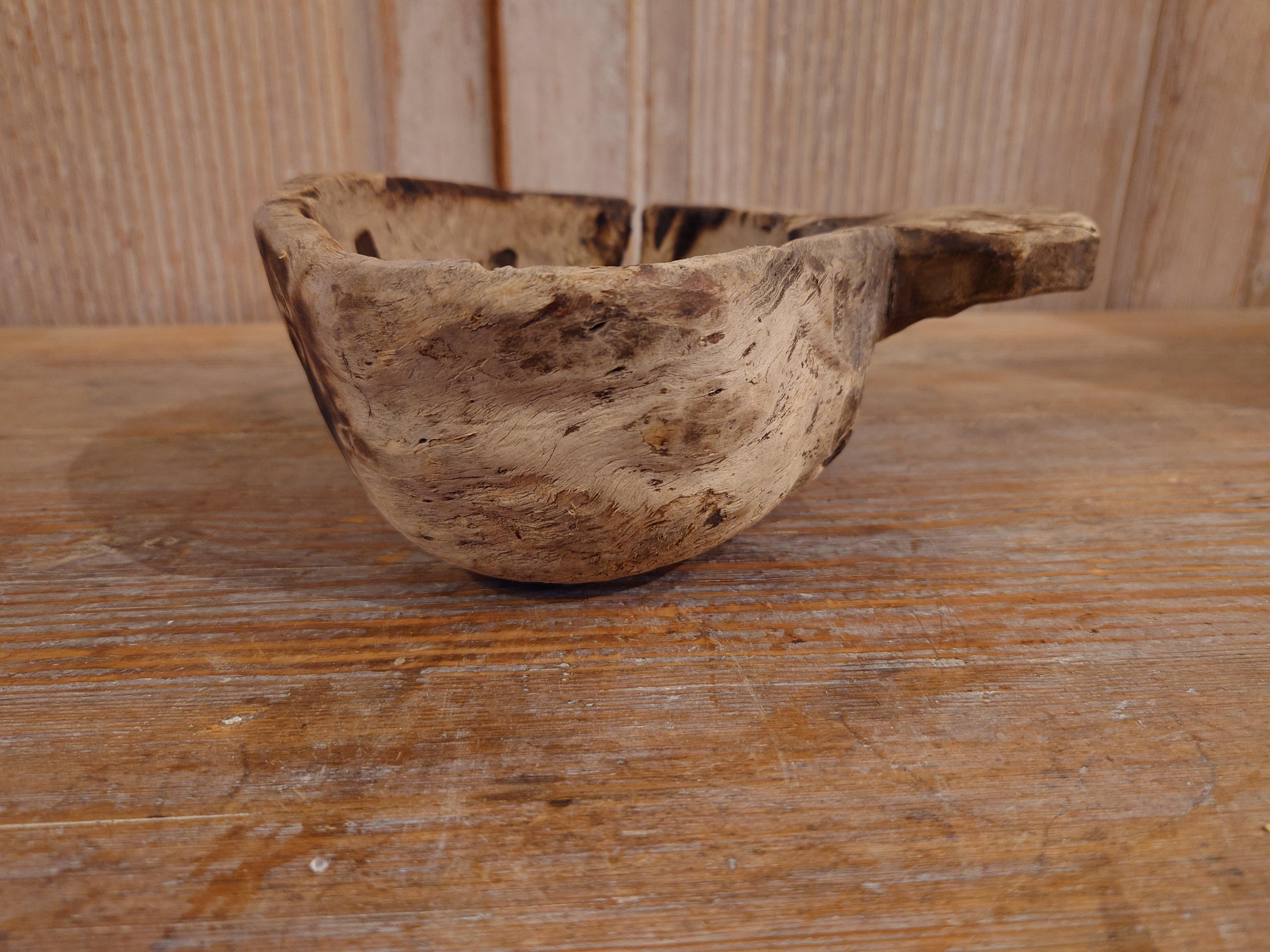 18th Century Swedish Antique  Folkart  Primitive Rustic Wooden Bowl with Handle In Good Condition For Sale In Boden, SE
