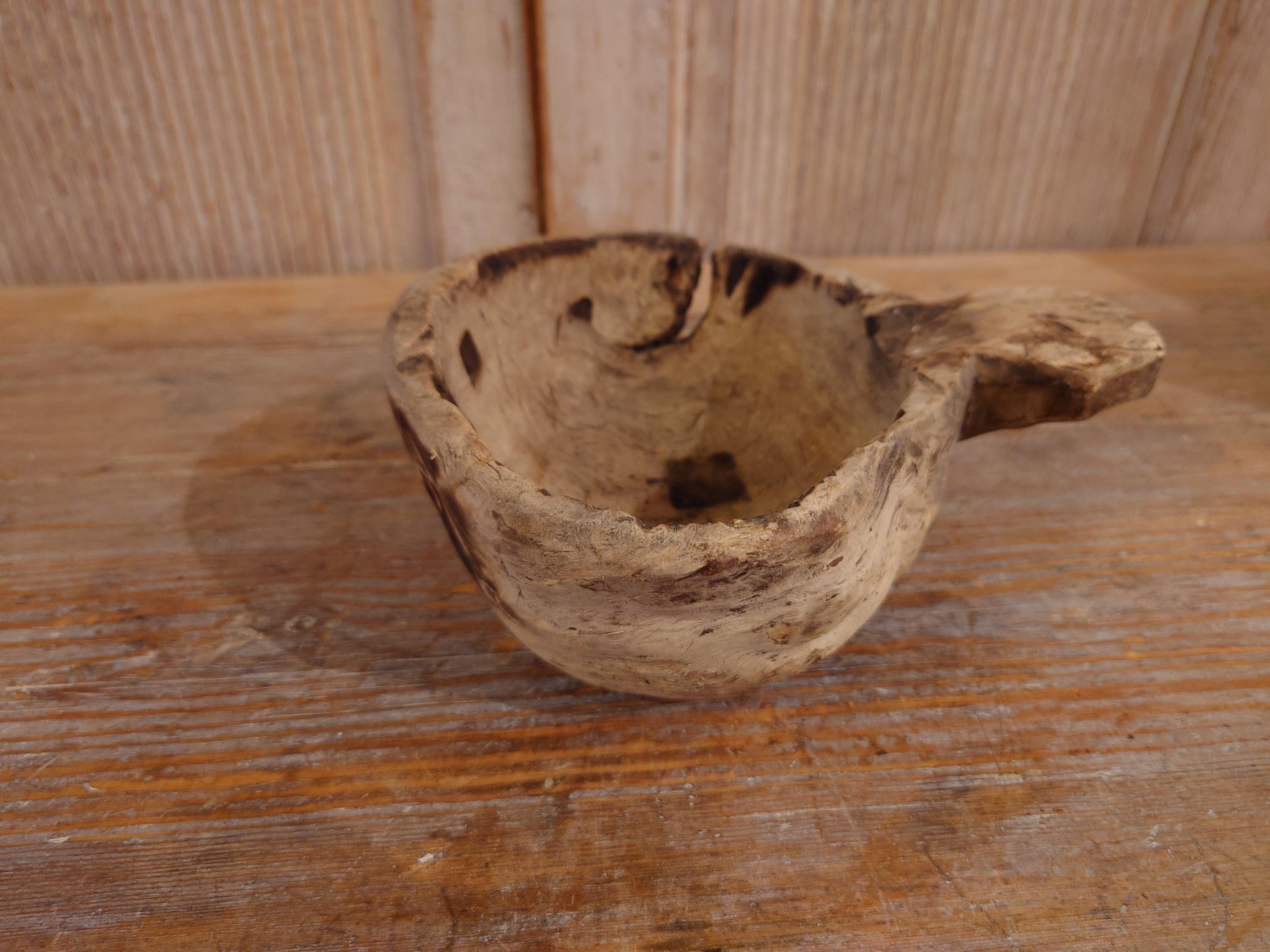 Antique suédois du XVIIIe siècle  art populaire  primitif rustique Bol en bois avec poignée Bon état - En vente à Boden, SE