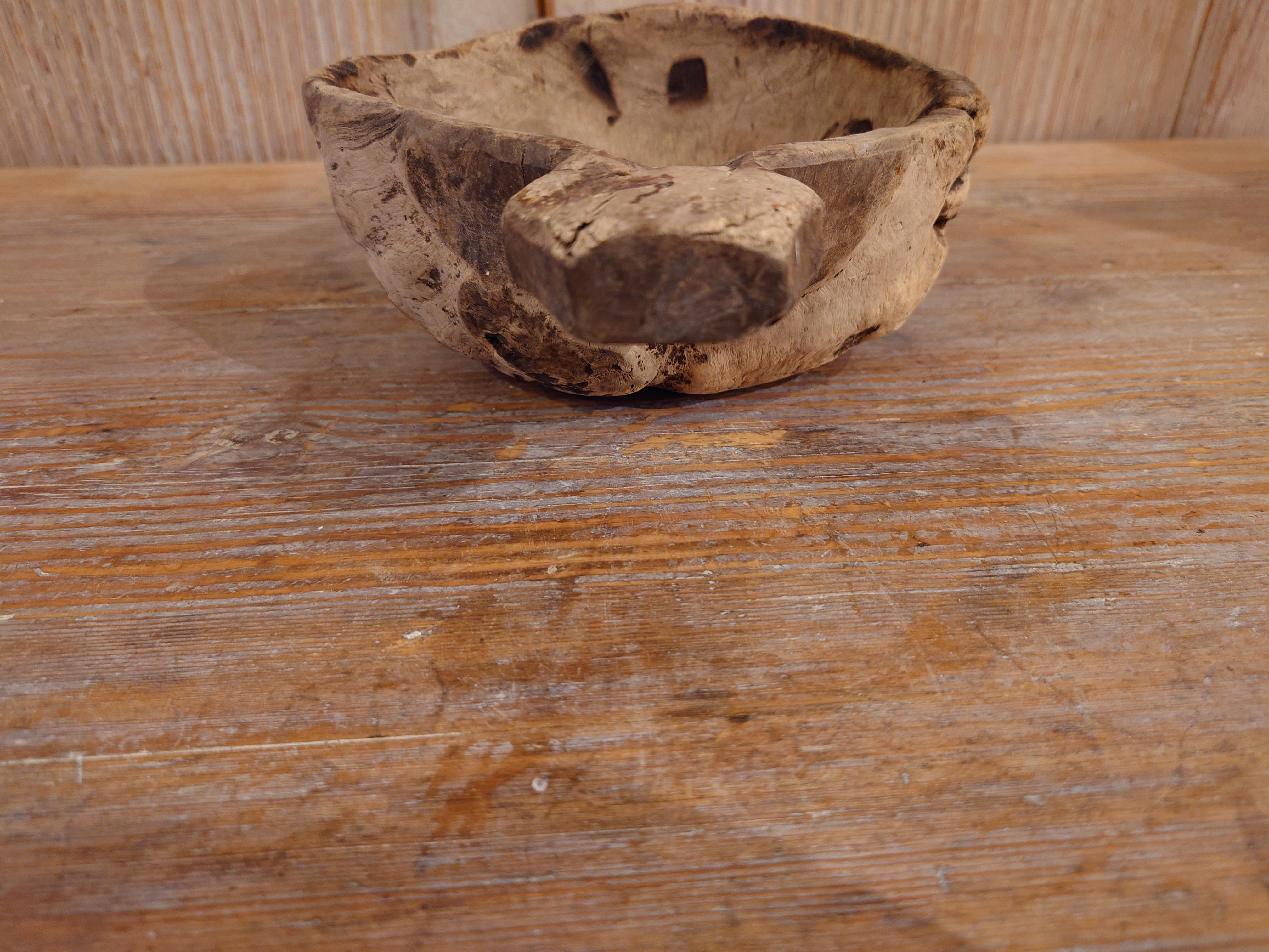 18th Century Swedish Antique  Folkart  Primitive Rustic Wooden Bowl with Handle For Sale 2