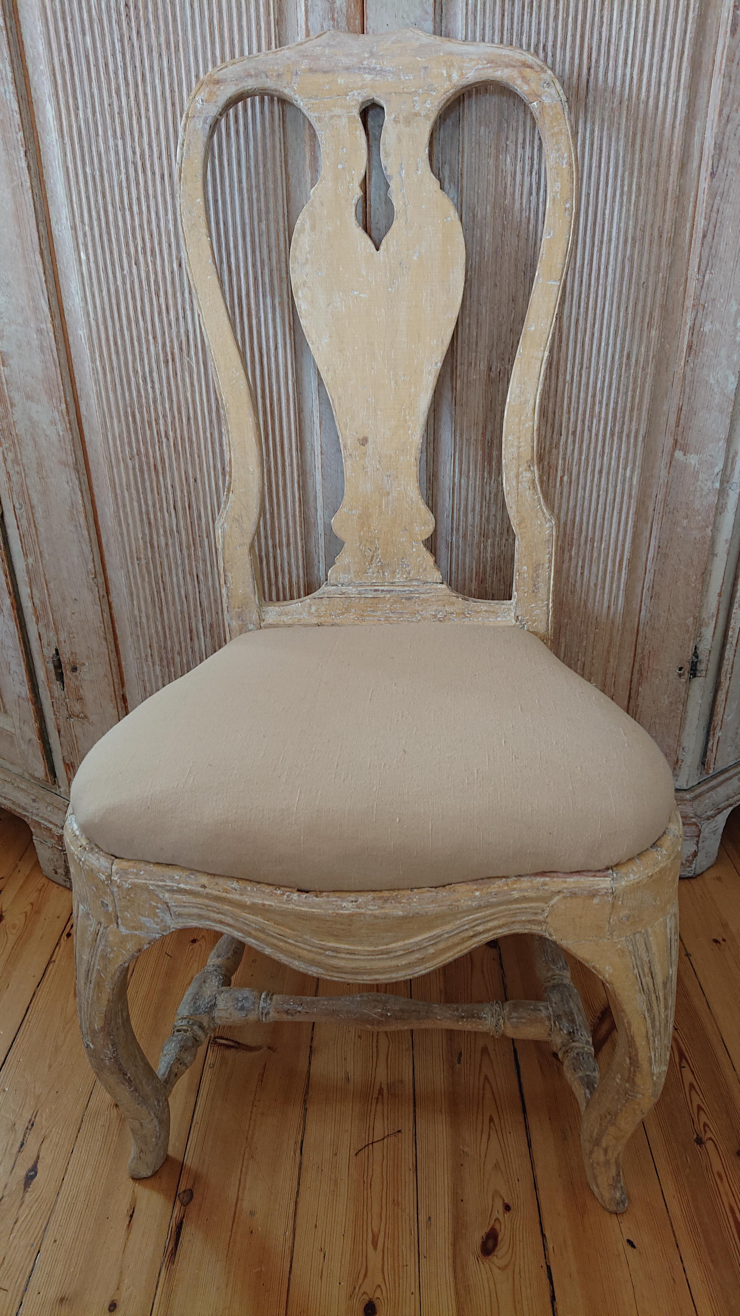 schwedischer Rokokostuhl des 18. Jahrhunderts aus Stockholm, 
Südschweden.
Ein fantastischer Stuhl mit schönen Proportionen und geschwungenen Beinen 
Sie stammt aus dem Umfeld der Oberschicht.
Von Hand geschabt, um die gut erhaltene