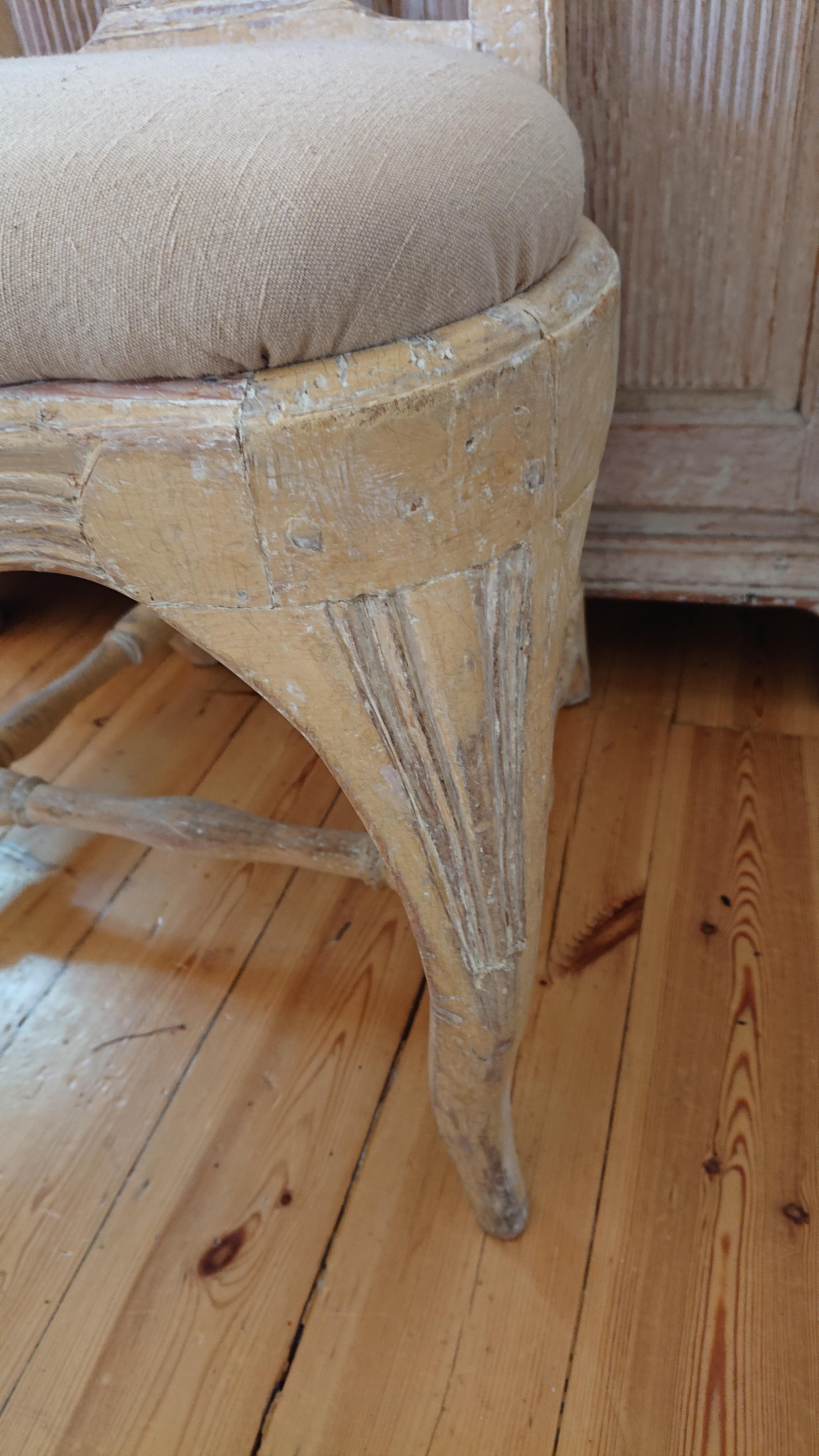 Schwedischer antiker Rokoko-Stuhl des 18. Jahrhunderts mit Originalfarbe im Zustand „Gut“ im Angebot in Boden, SE