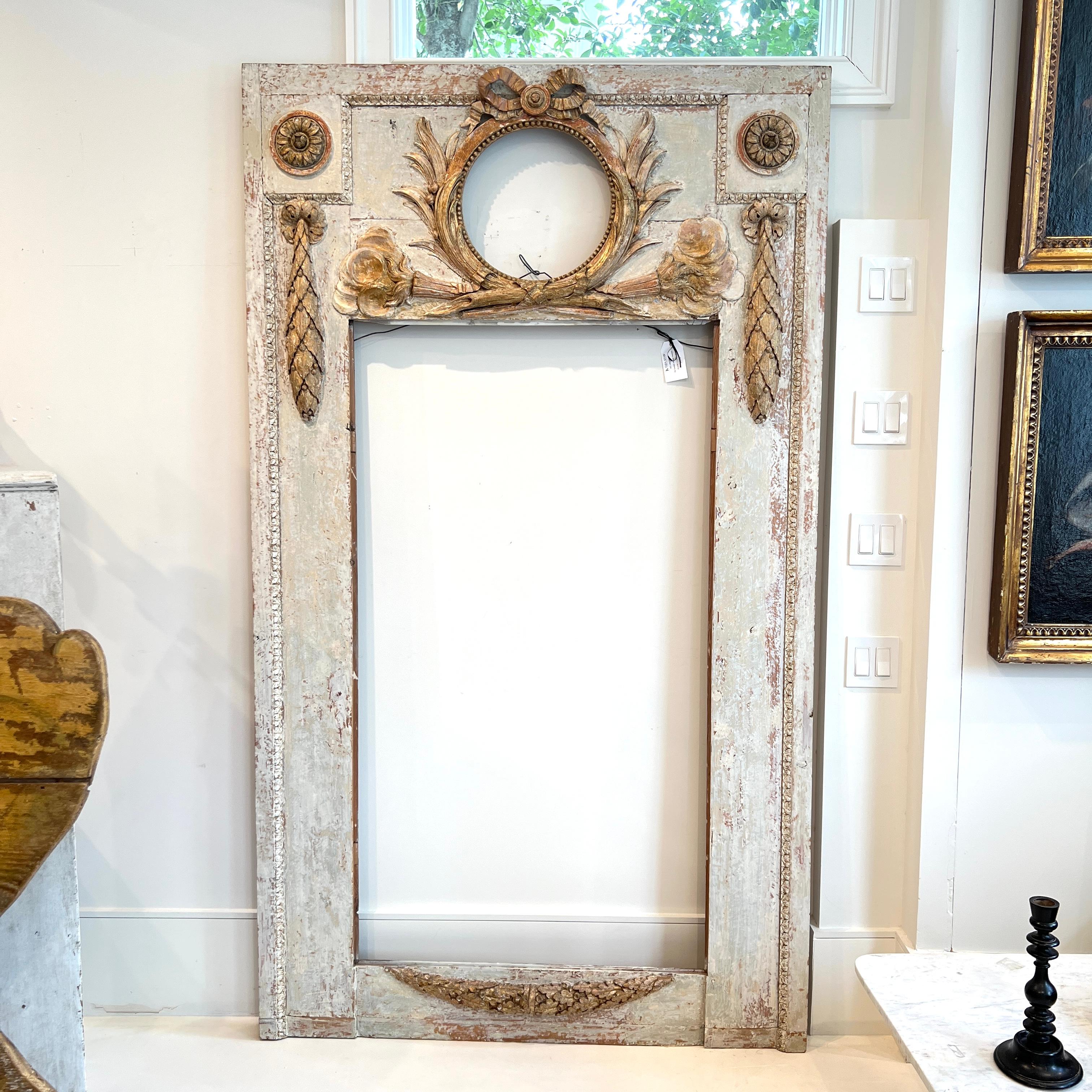 Questo elegante trumeau svedese del XVIII secolo cattura lo spirito di raffinata eleganza del periodo gustaviano, con la sua cornice chiara e gli accenti dorati. Il pannello superiore presenta delicati dettagli intagliati, caratteristici
