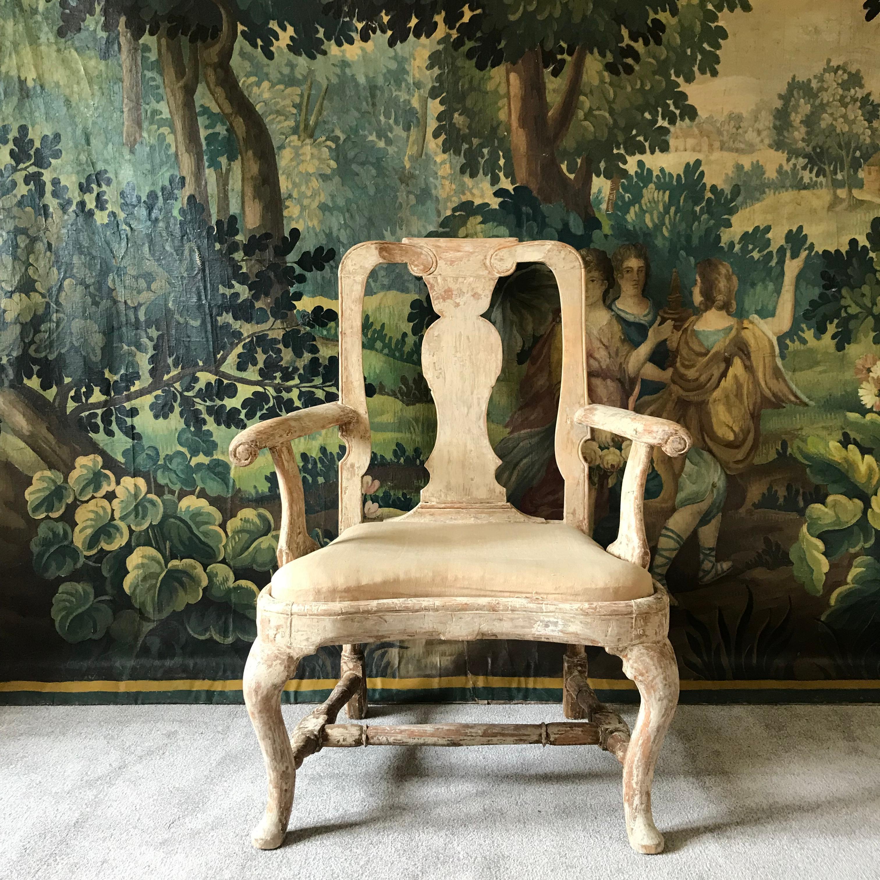 Un très beau fauteuil rococo d'époque suédoise du 18ème siècle qui a été soigneusement gratté à sec pour retrouver son aspect d'origine.  peinture crème pâle d'origine (non retouchée ou repeinte) 
Il s'agit d'un très bon exemple sculpté à la main